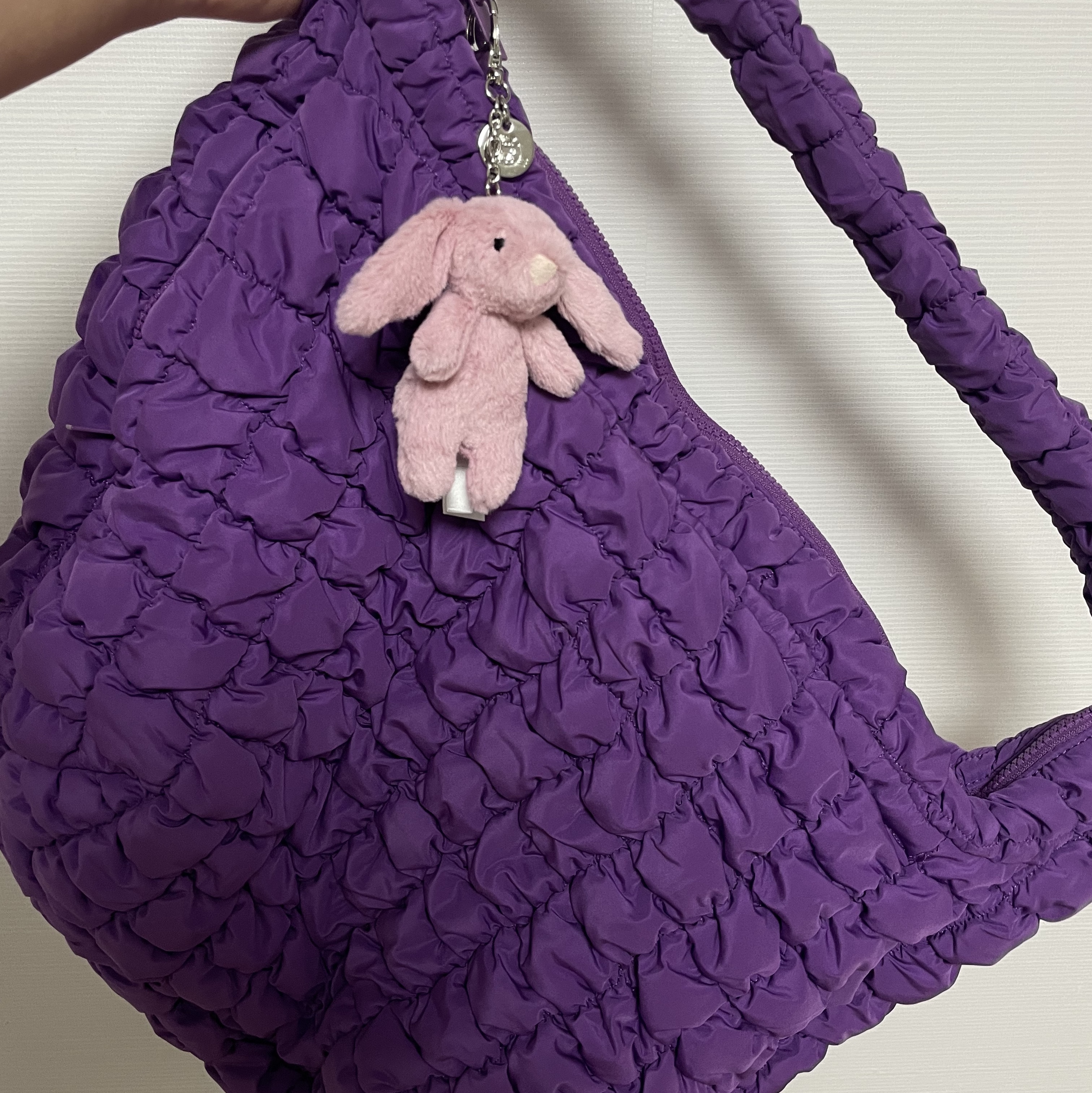 Jellycat Bashful Bunny Bag Charm Tulip, COS Quilted Oversized Shoulder Bag Purple 착용 스타일 - 2