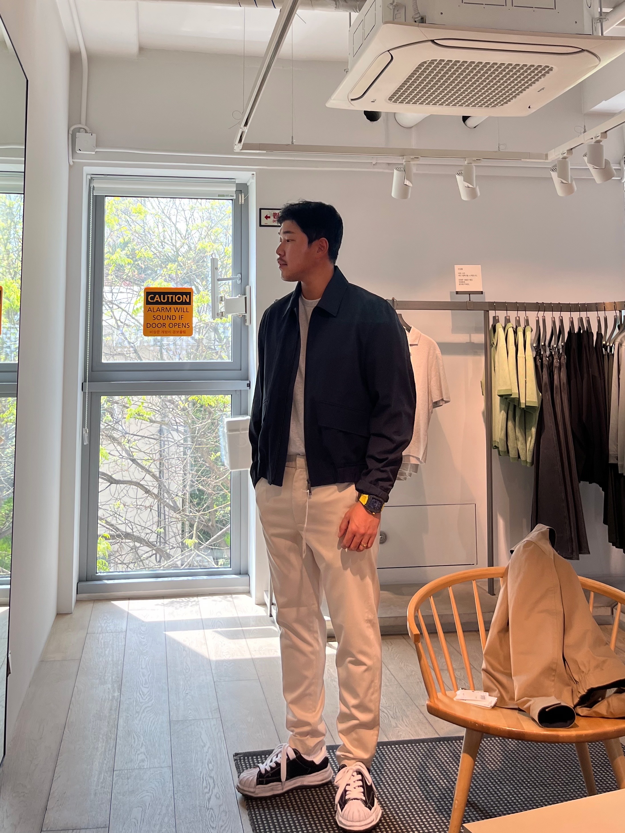 Maison Mihara Yasuhiro Blakey OG Sole Canvas Low-top Sneakers Black White, Oofos x Takahiromiyashita The Soloist The Soloist's Way Of Life Flip-Flop Black White 착용 스타일 - 1