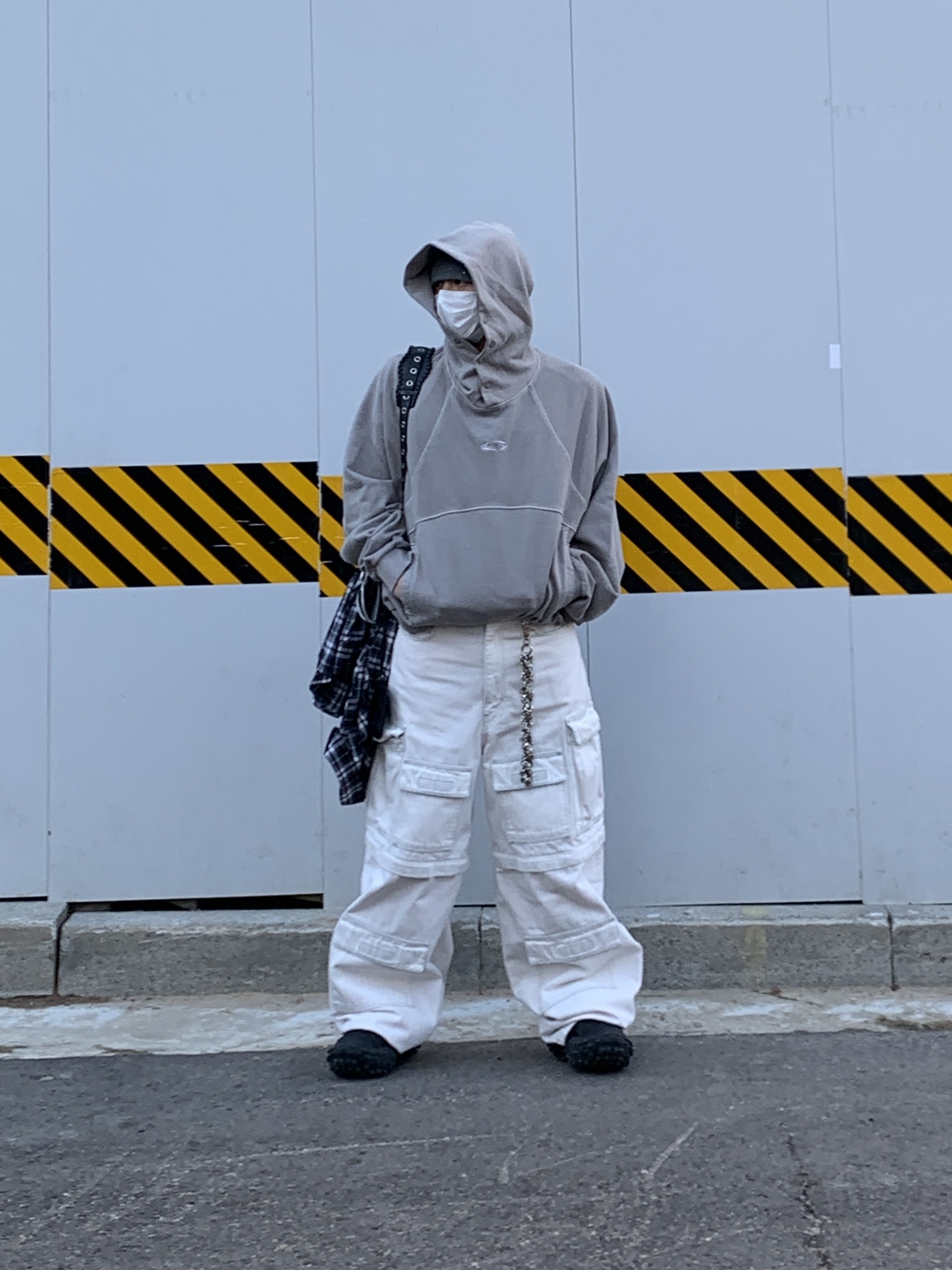 Balenciaga Arena Lambskin Aged Silver Hardware Le Cagole XS Flap Bag Black, Balenciaga Swift Oval Sunglasses Silver 착용 스타일 - 3