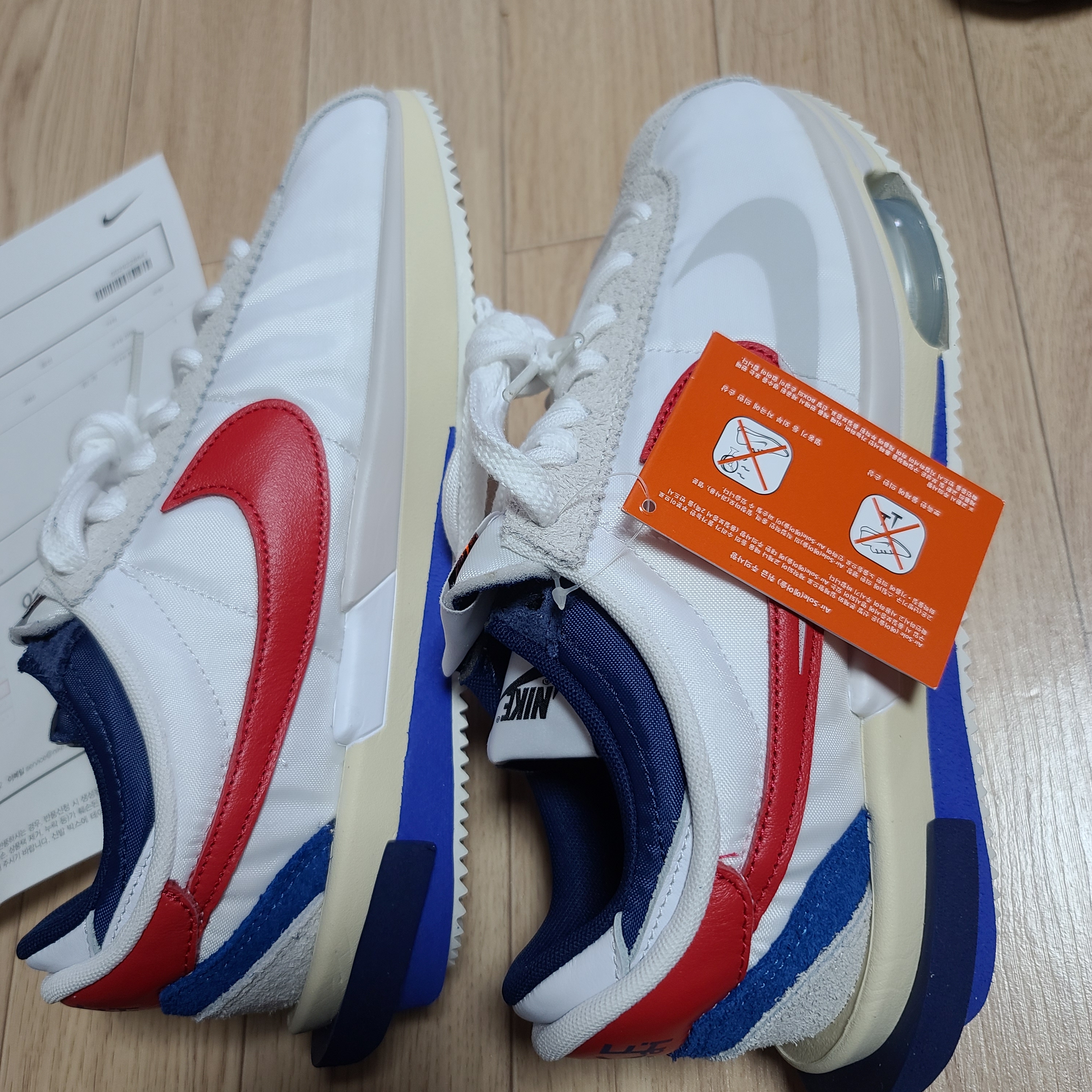 Nike x Sacai Zoom Cortez SP White and University Red 착용 스타일 - 3