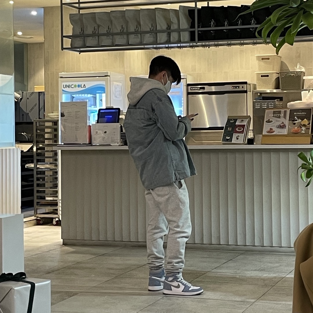 Jordan 1 Retro High OG Hyper Royal, Essentials Sweatpants Heather Grey - 20FW 착용 스타일