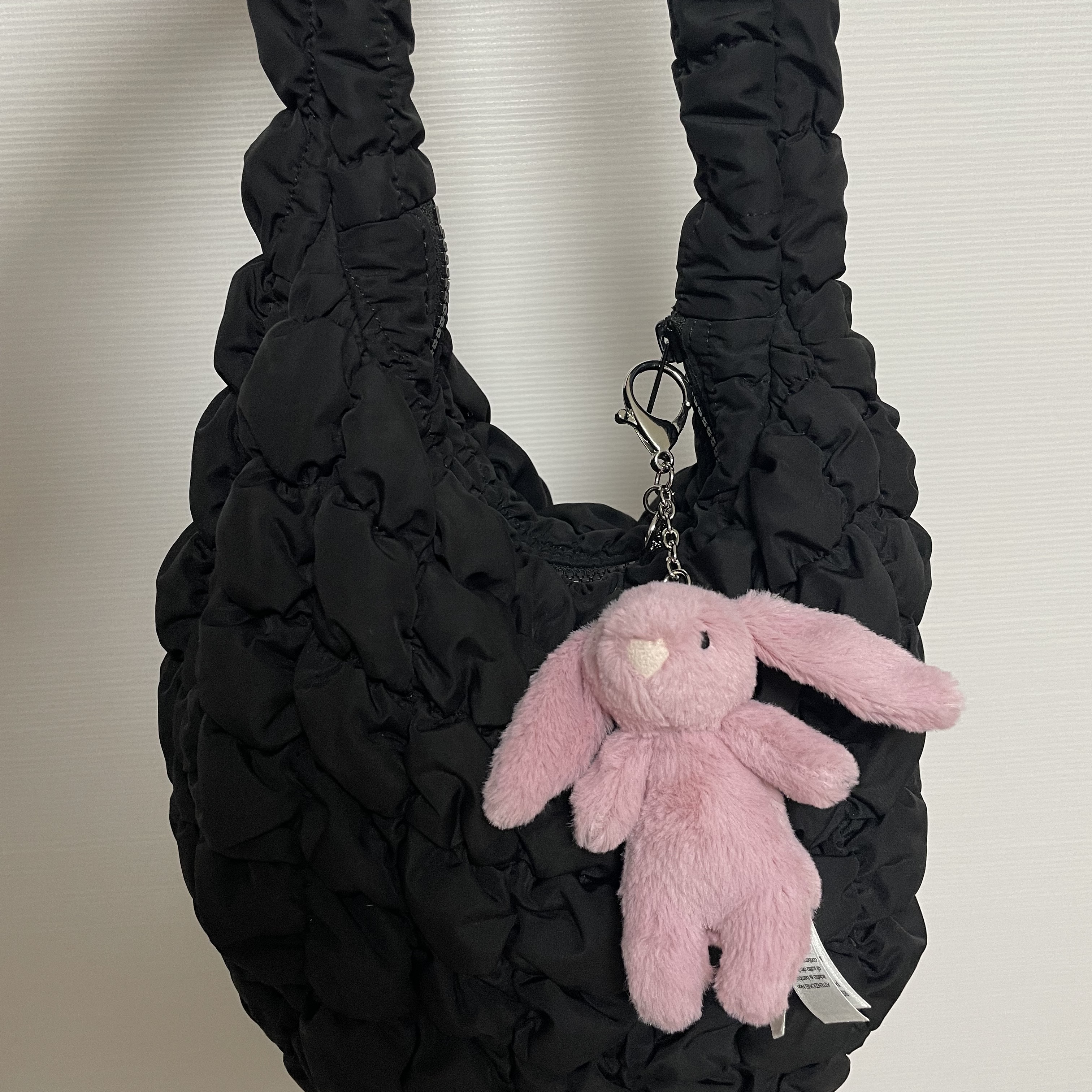 Jellycat Bashful Bunny Bag Charm Tulip, COS Quilted Oversized Shoulder Bag Purple 착용 스타일 - 3