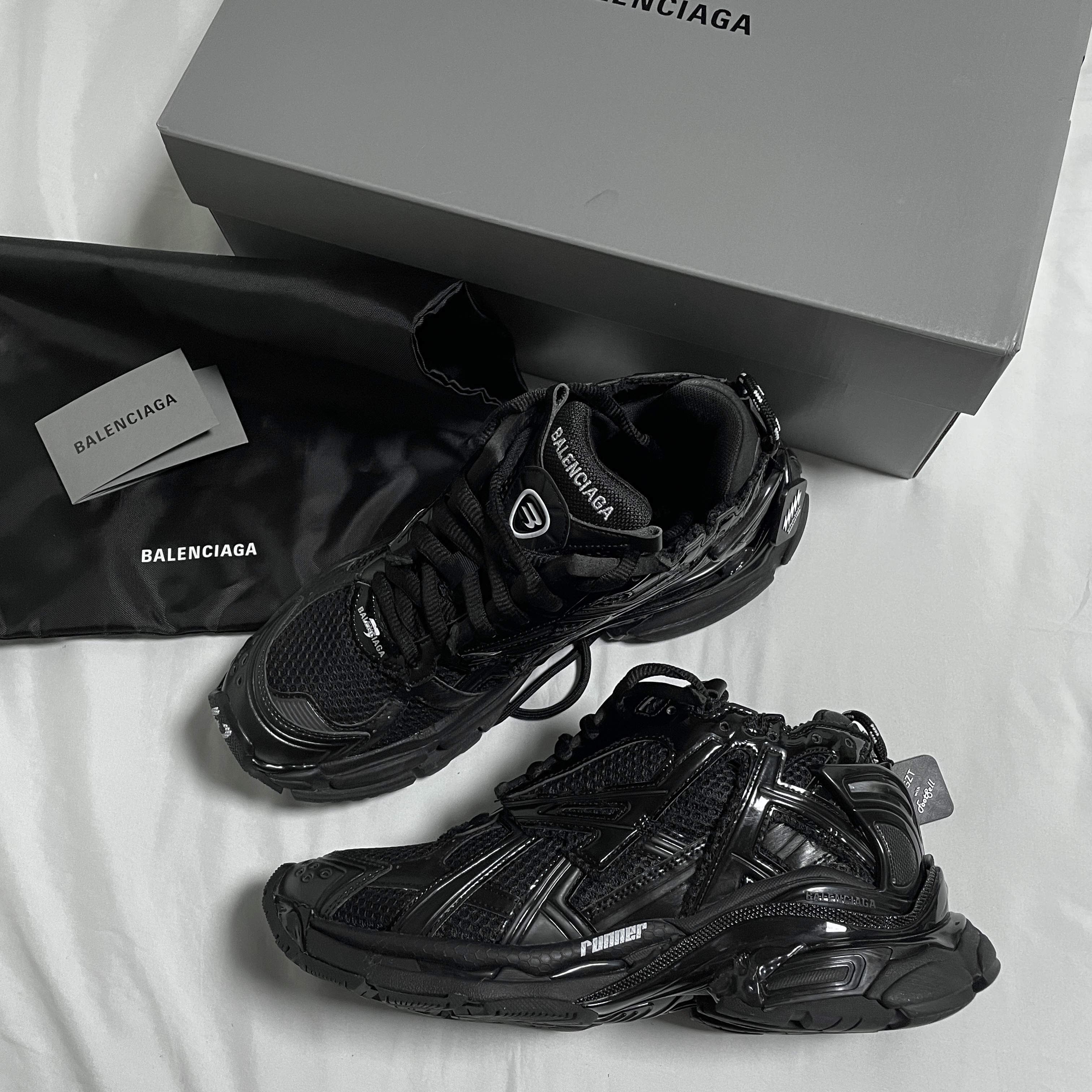 Balenciaga Runner Sneakers Monocolor Black 착용 스타일 - 1