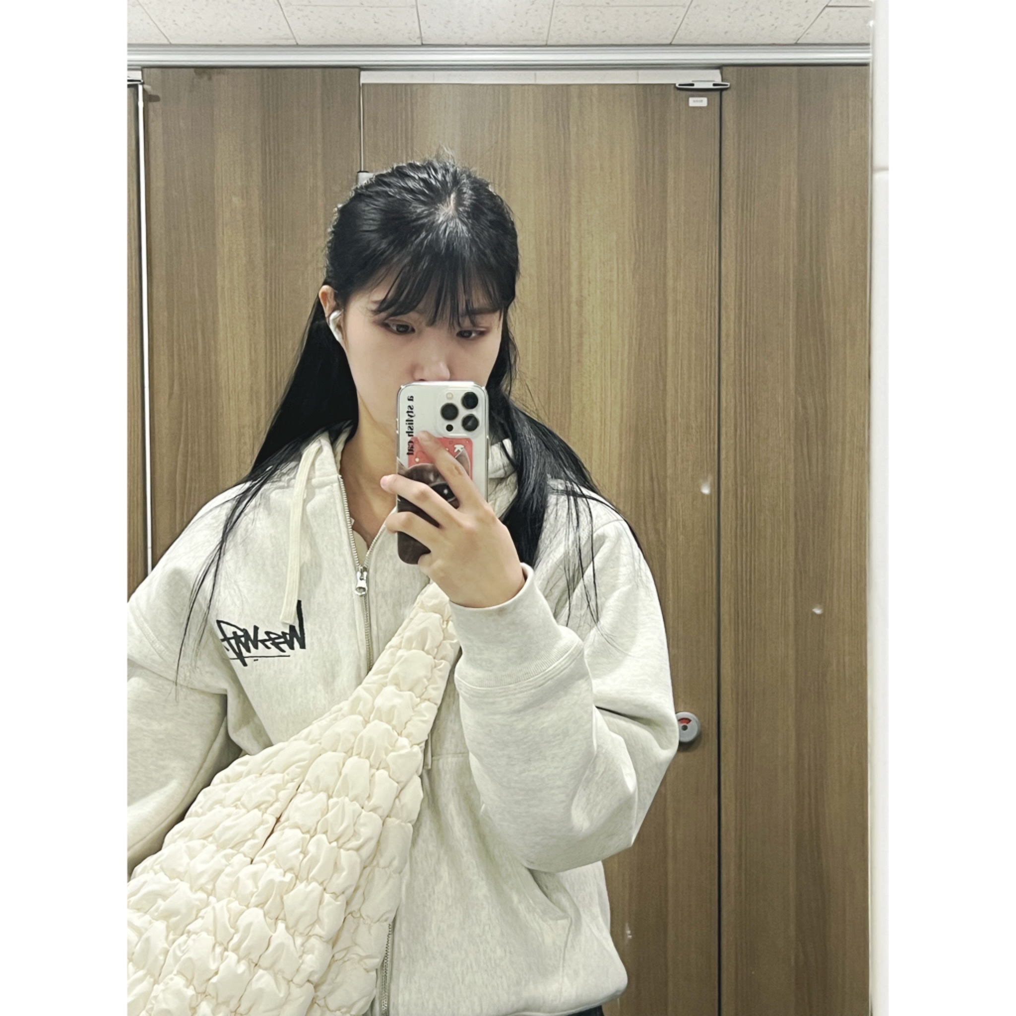 COS Quilted Oversized Shoulder Bag Off White Light Beige, Stussy Basic Stussy Zip Hoodie Ash Heather 2022 착용 스타일
