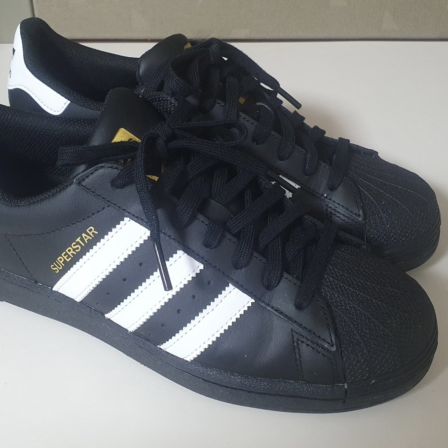 Adidas Superstar Core Black White 착용 스타일