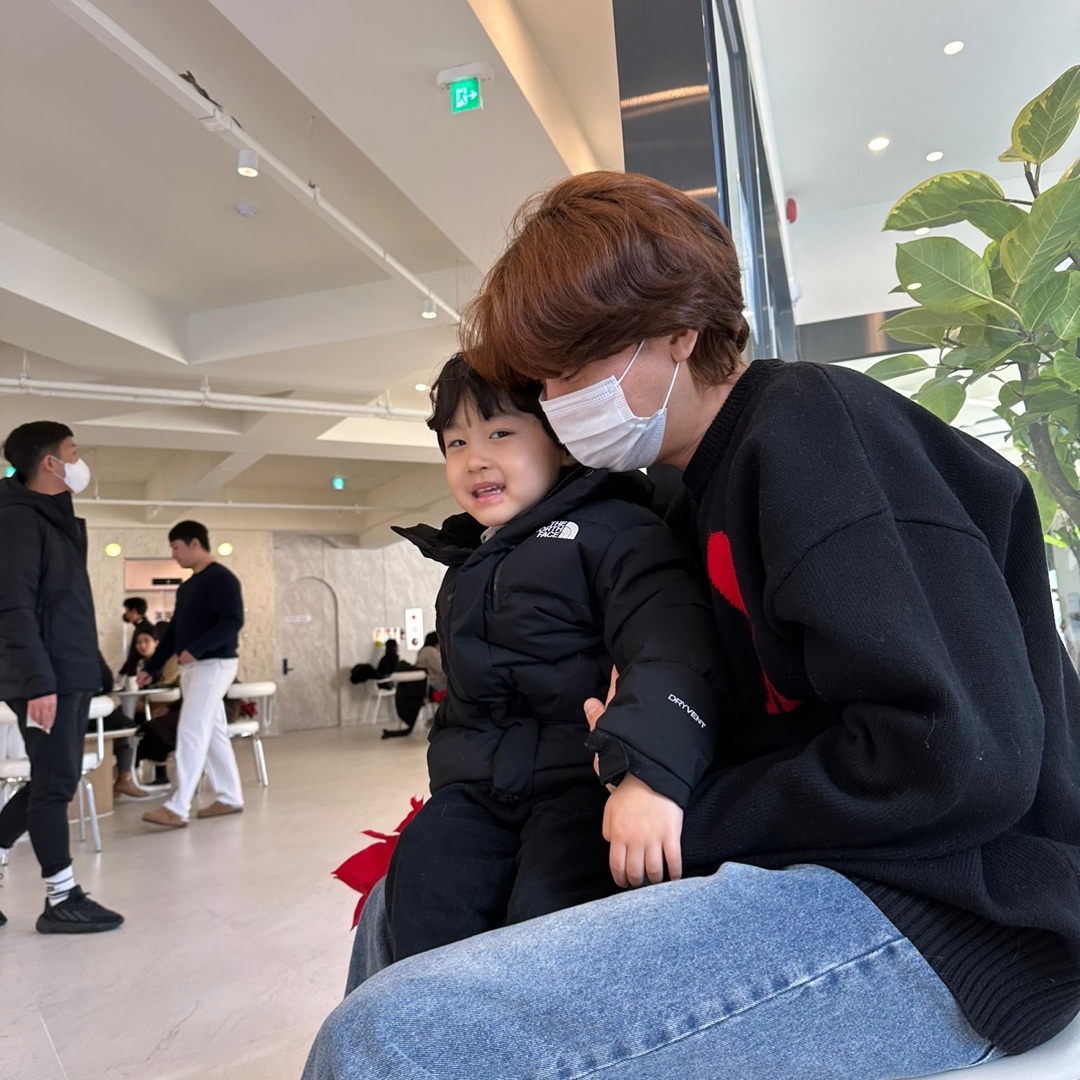 AMI de Coeur Oversize Intarsia Sweater Black Red 착용 스타일