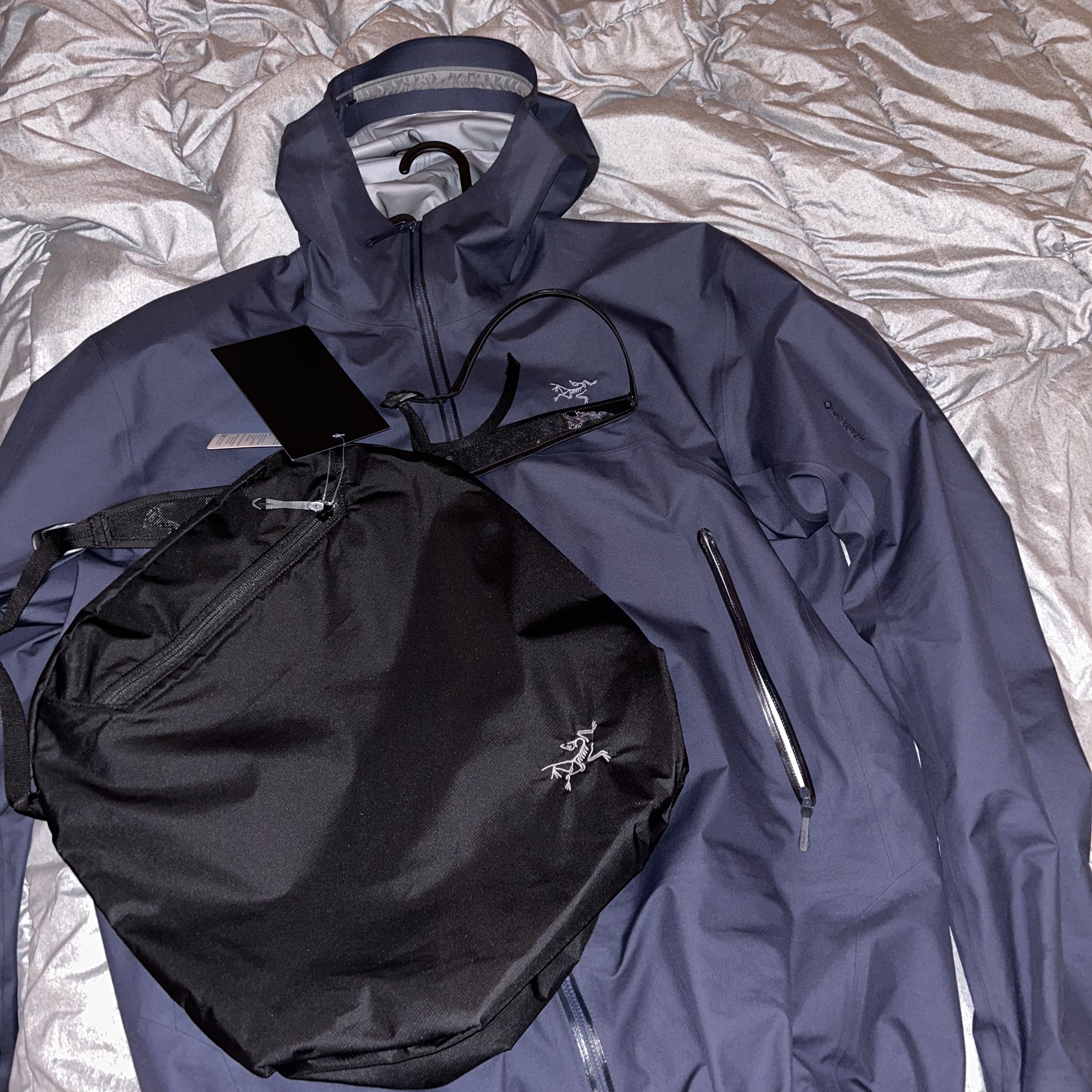 Arc'teryx Heliad 12 Tote Black, Arc'teryx Beta Jacket Black Sapphire 착용 스타일