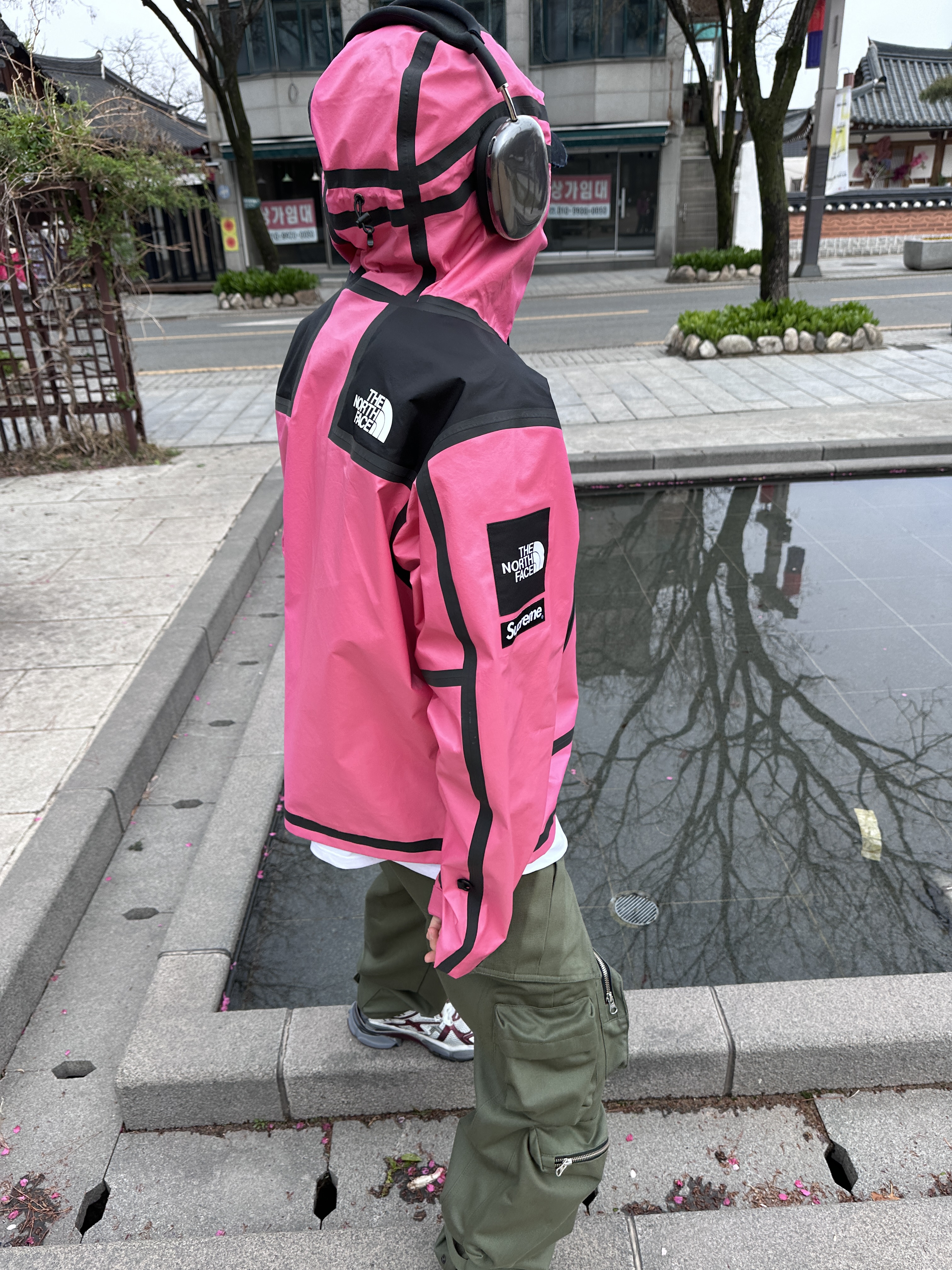 Supreme x The North Face Summit Series Outer Tape Seam Jacket Pink - 21SS, Nonnod Mechanic Cargo Pants Khaki 착용 스타일 - 5