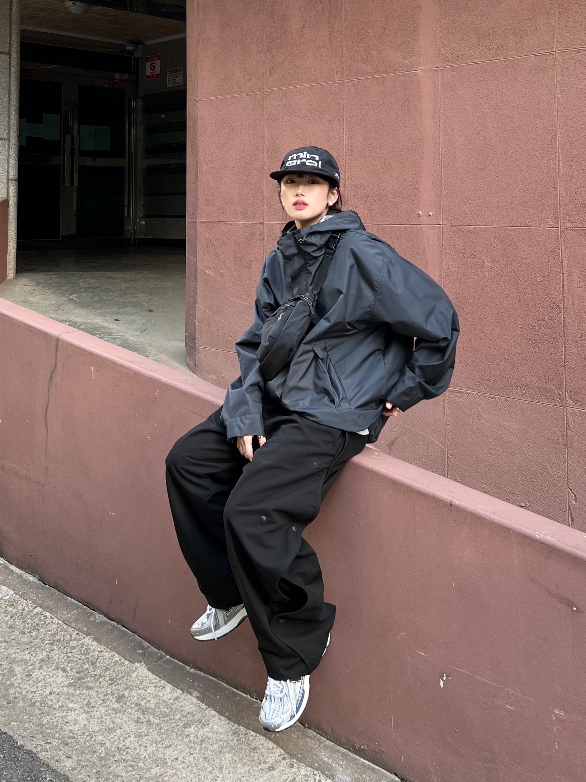 New Balance 1906R Silver Metallic, Sansan Gear Wave Pants Black - 22FW 착용 스타일 - 2