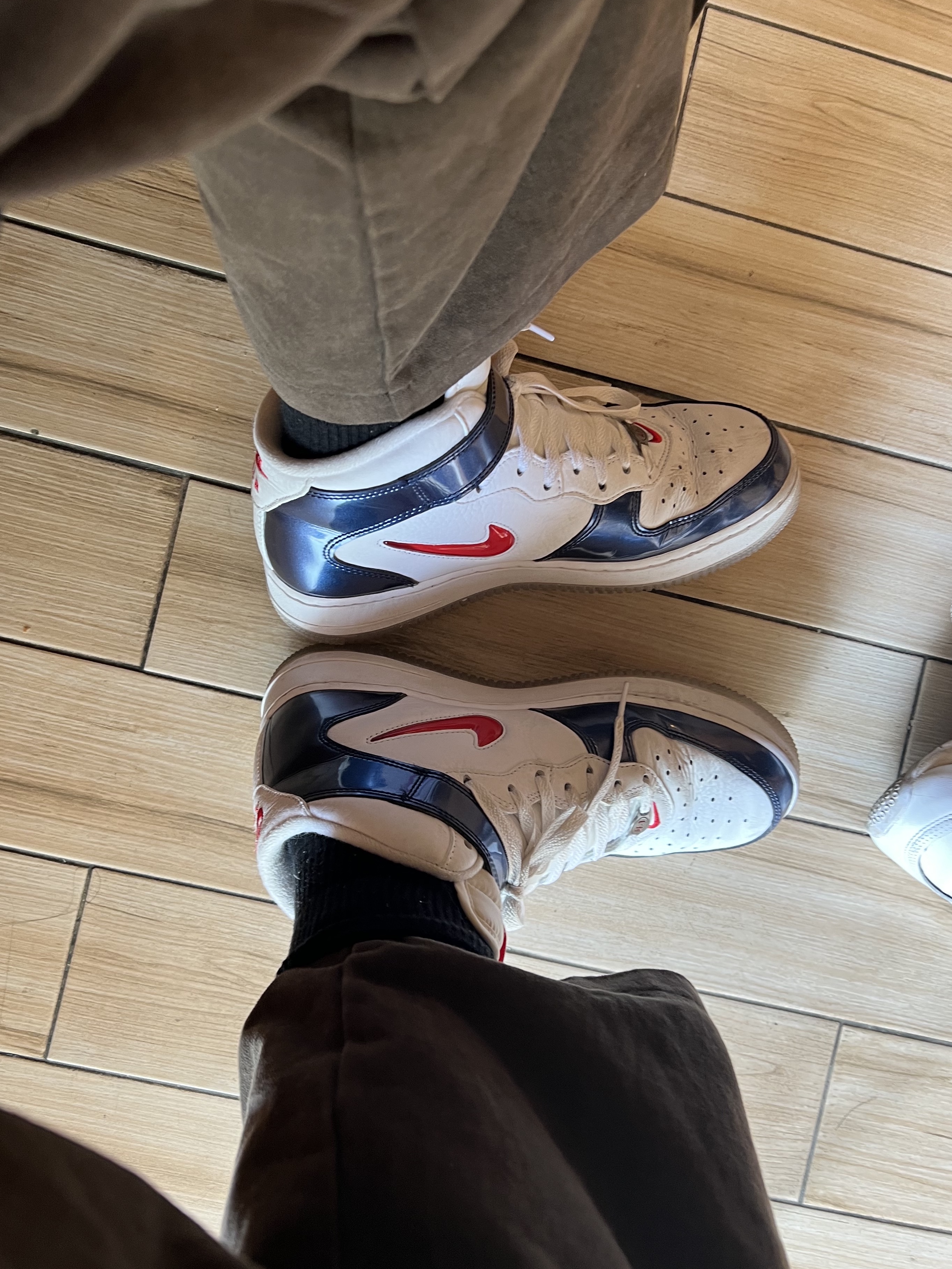 Nike Air Force 1 Mid QS University Red and Midnight Navy 착용 스타일