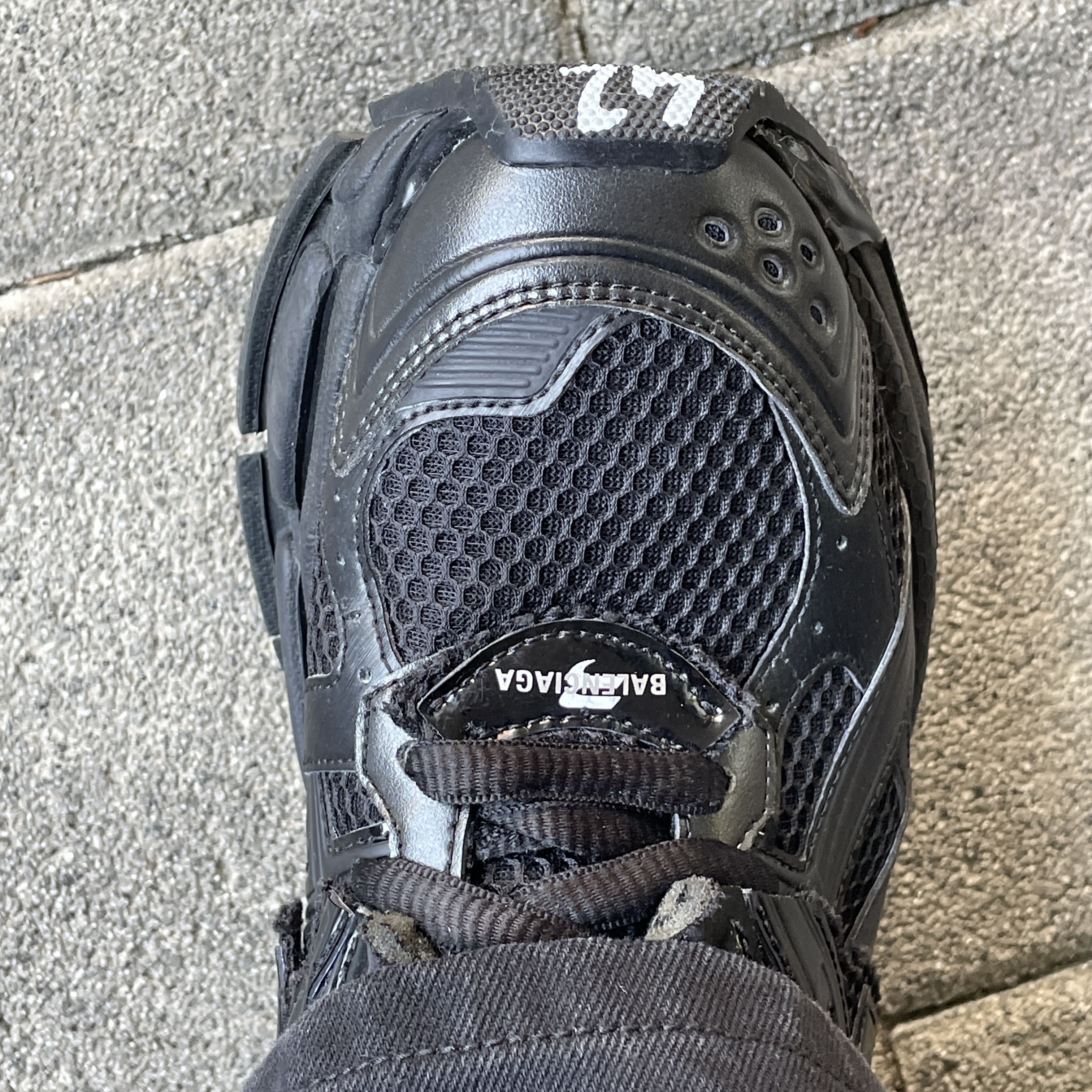 Balenciaga Runner Sneakers Monocolor Black 착용 스타일 - 3