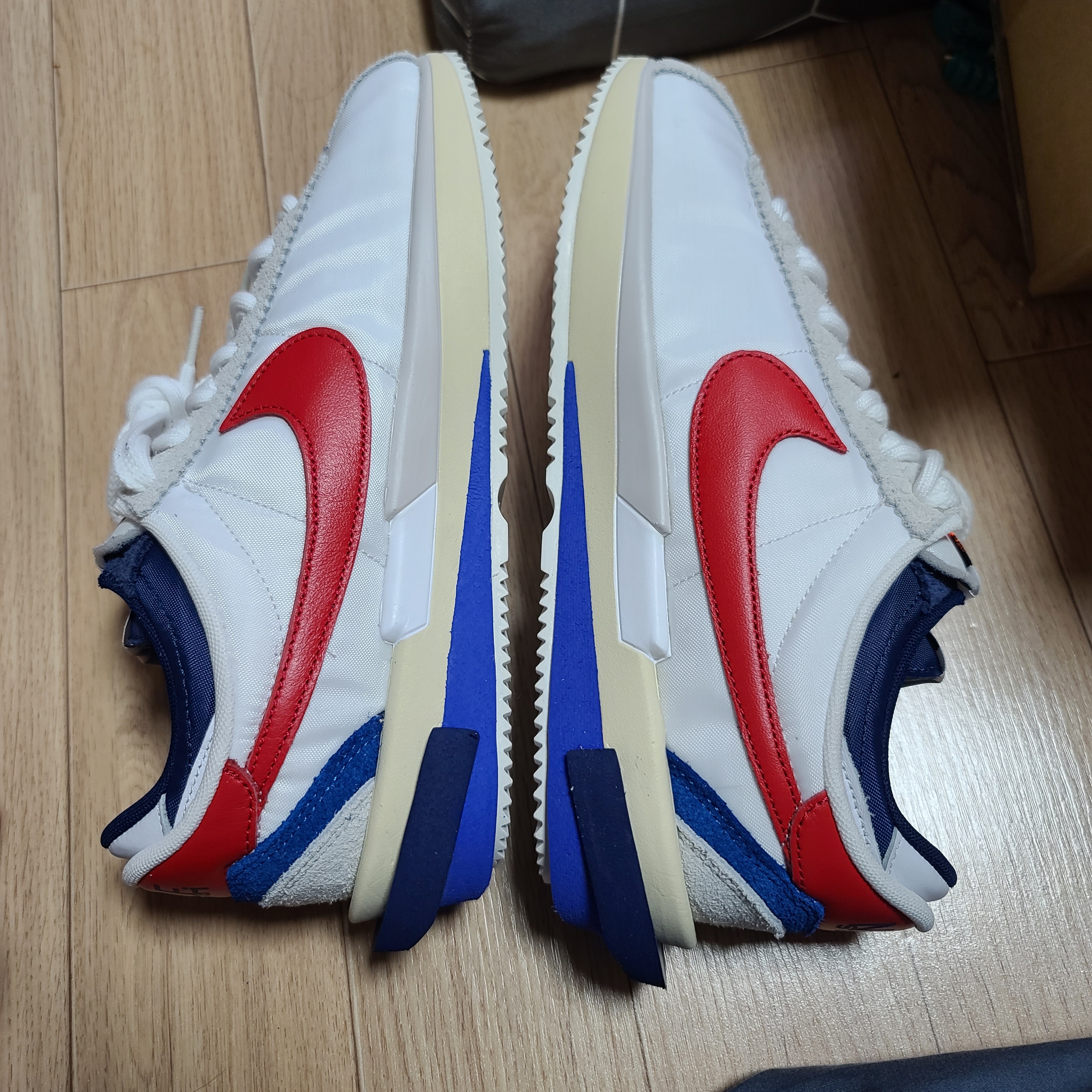 Nike x Sacai Zoom Cortez SP White and University Red 착용 스타일 - 1