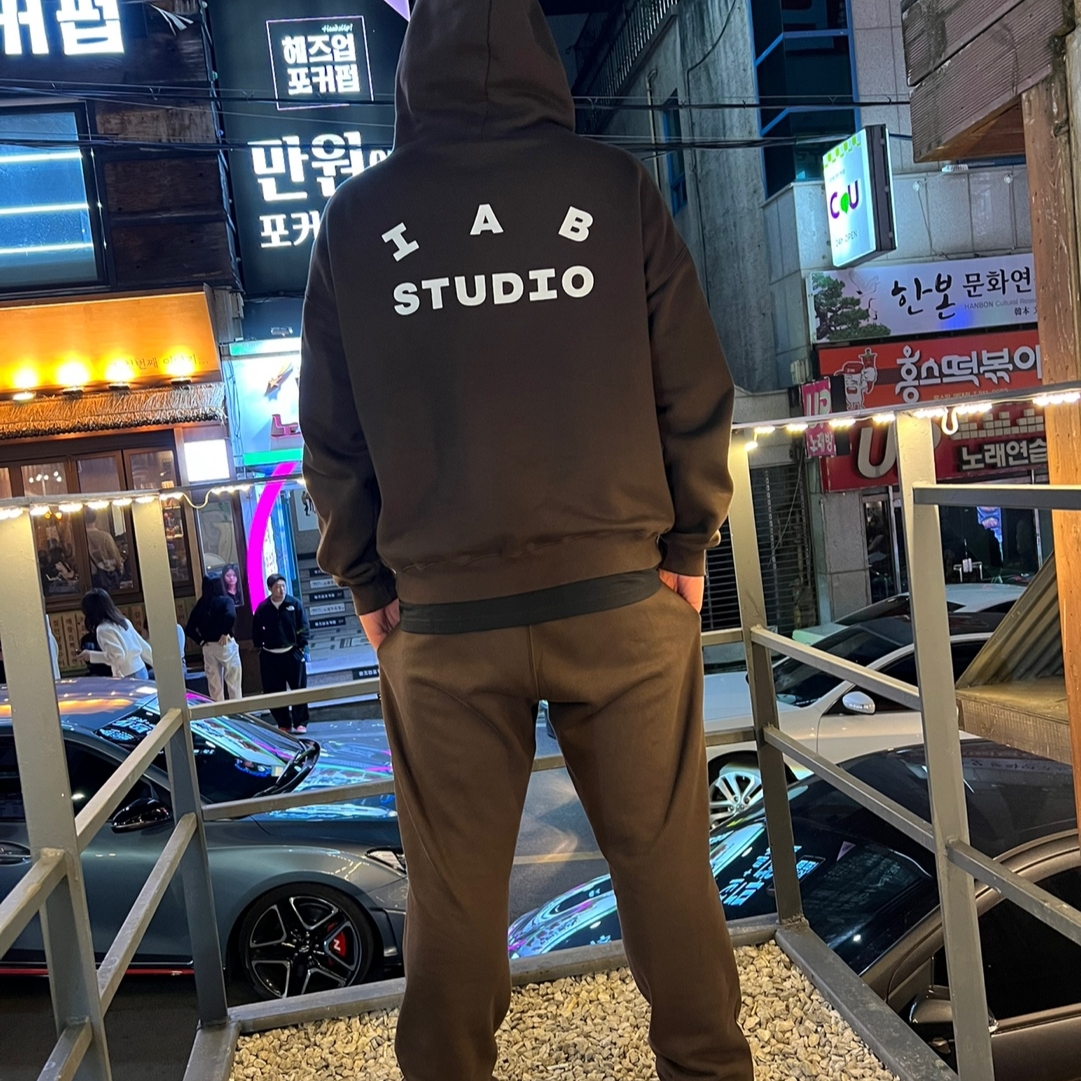 IAB Studio Hoodie Brown, IAB Studio Sweatpants Brown 착용 스타일