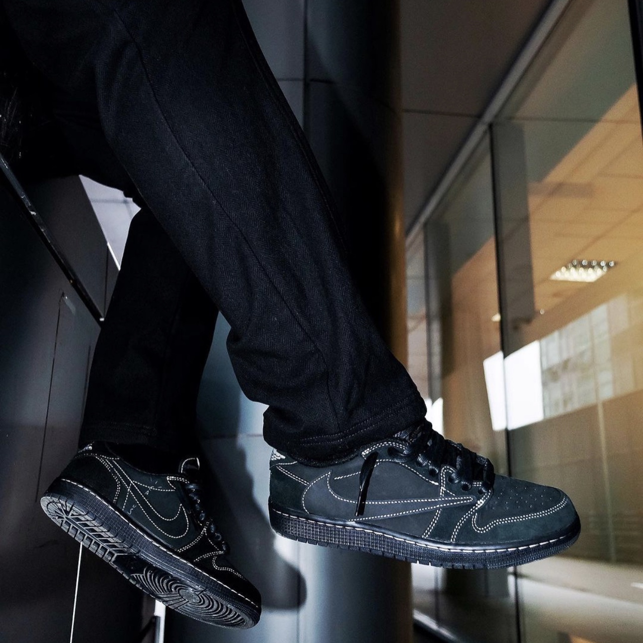 Jordan 1 x Travis Scott Retro Low OG SP Black Phantom 착용 스타일 - 5