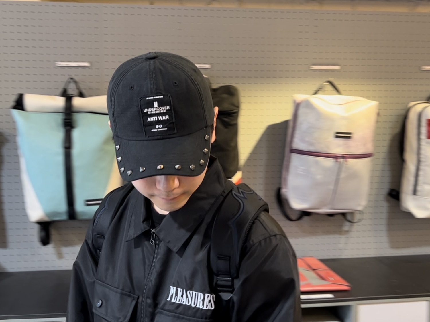 Supreme x Undercover Studded 6-Panel Black - 23SS 착용 스타일 - 3