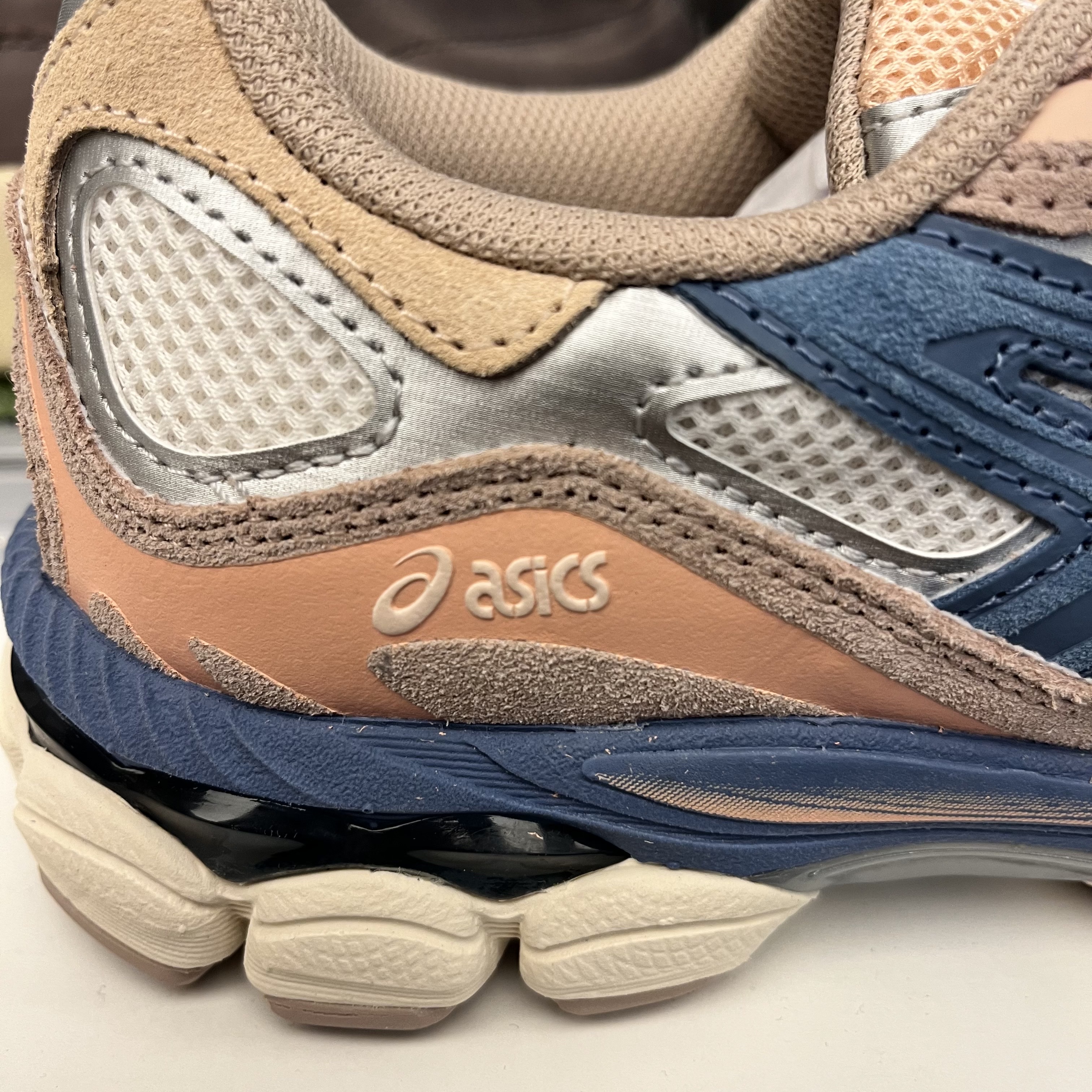 (W) Asics Gel-NYC Cream Grey Floss 착용 스타일 - 1