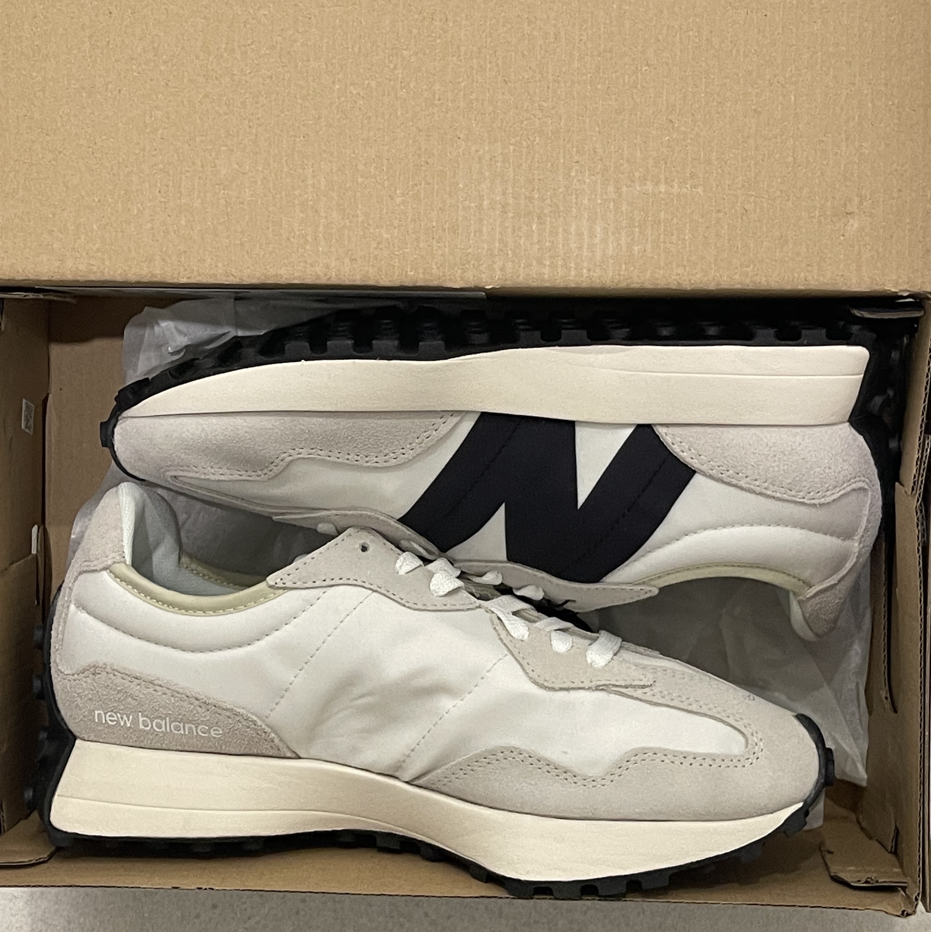 New Balance 327 White Black 착용 스타일