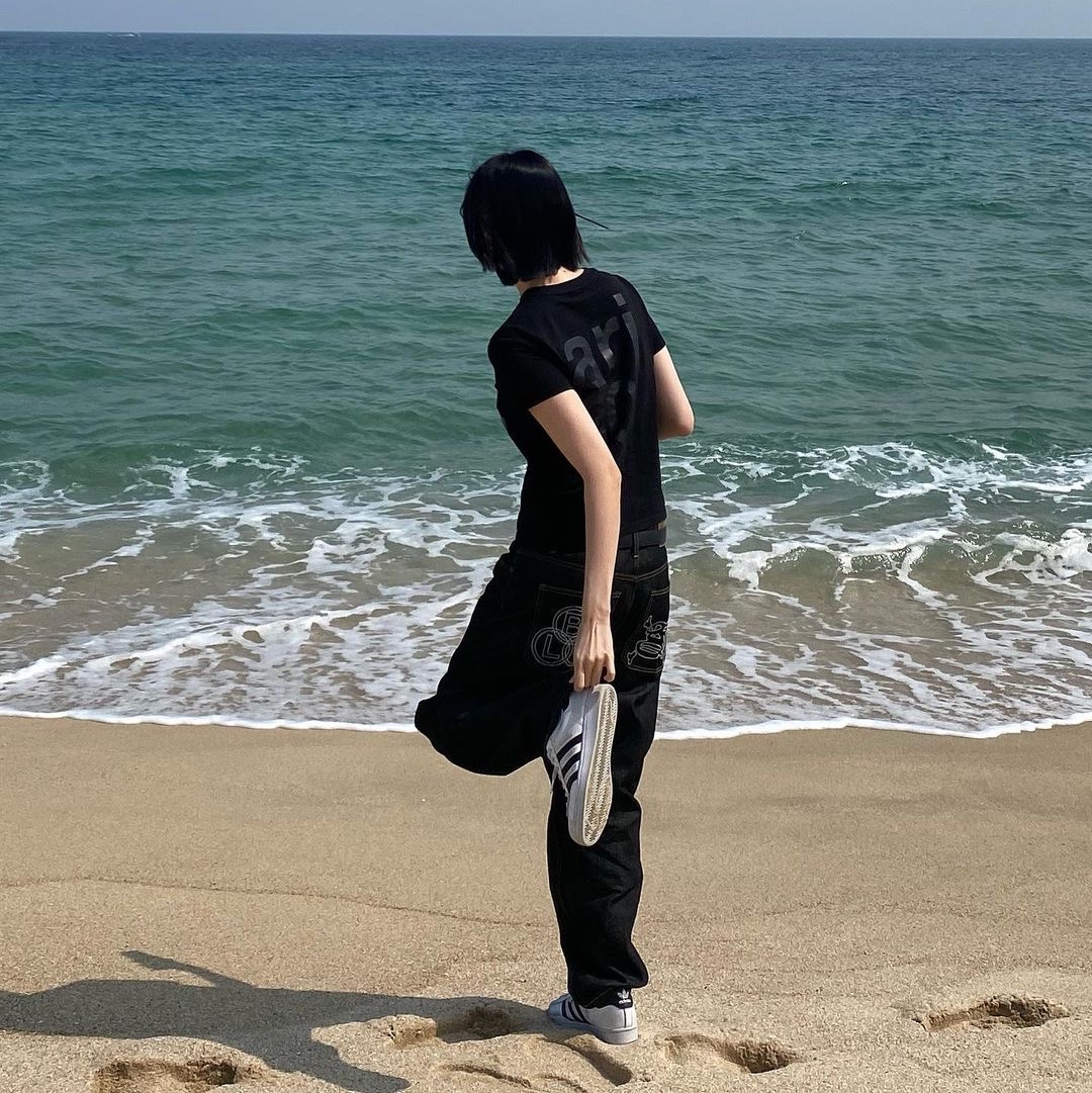 [KREAM 단독] Safarispot 1/2 Basic Safari T-Shirt Black 착용 스타일 - 1