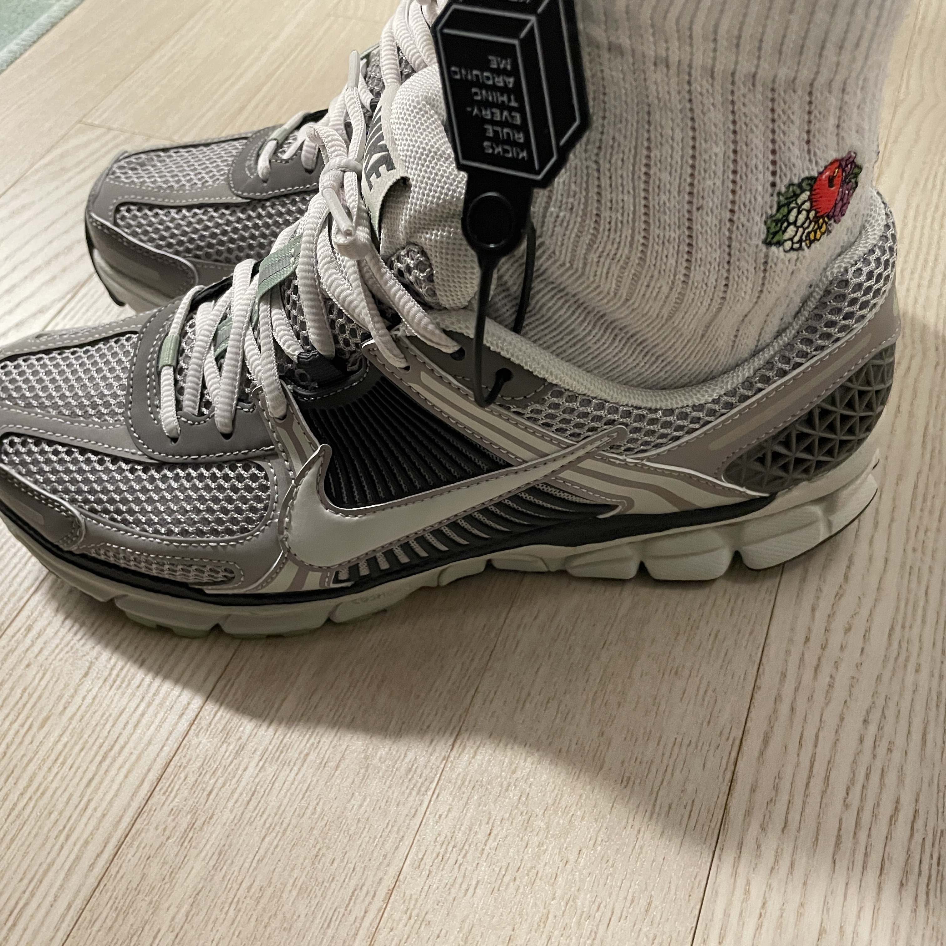 (W) Nike Zoom Vomero 5 Cobblestone and Flat Pewter 착용 스타일 - 2