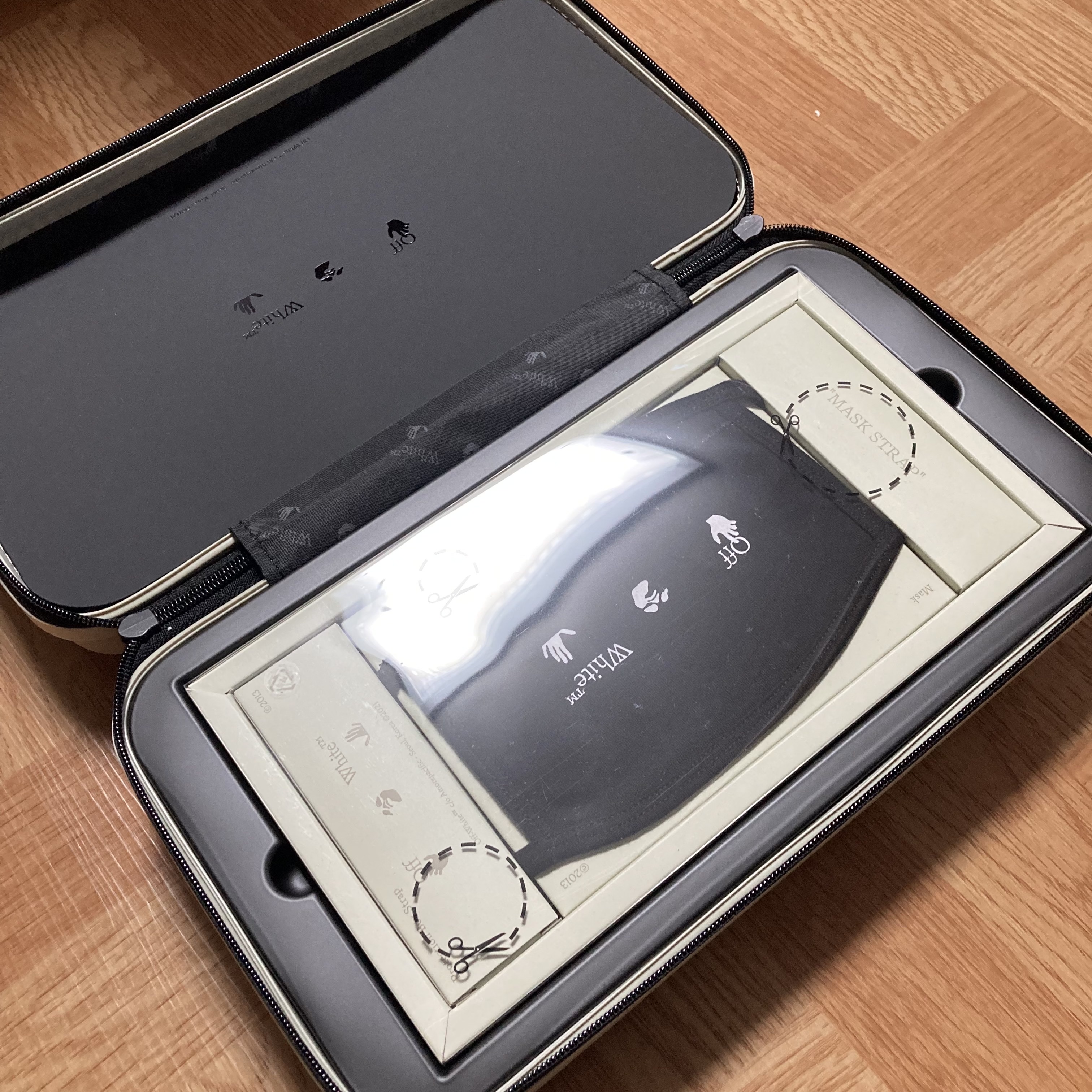 Off-White x Amore Pacific Protection Box (Without Cosmetics) 착용 스타일