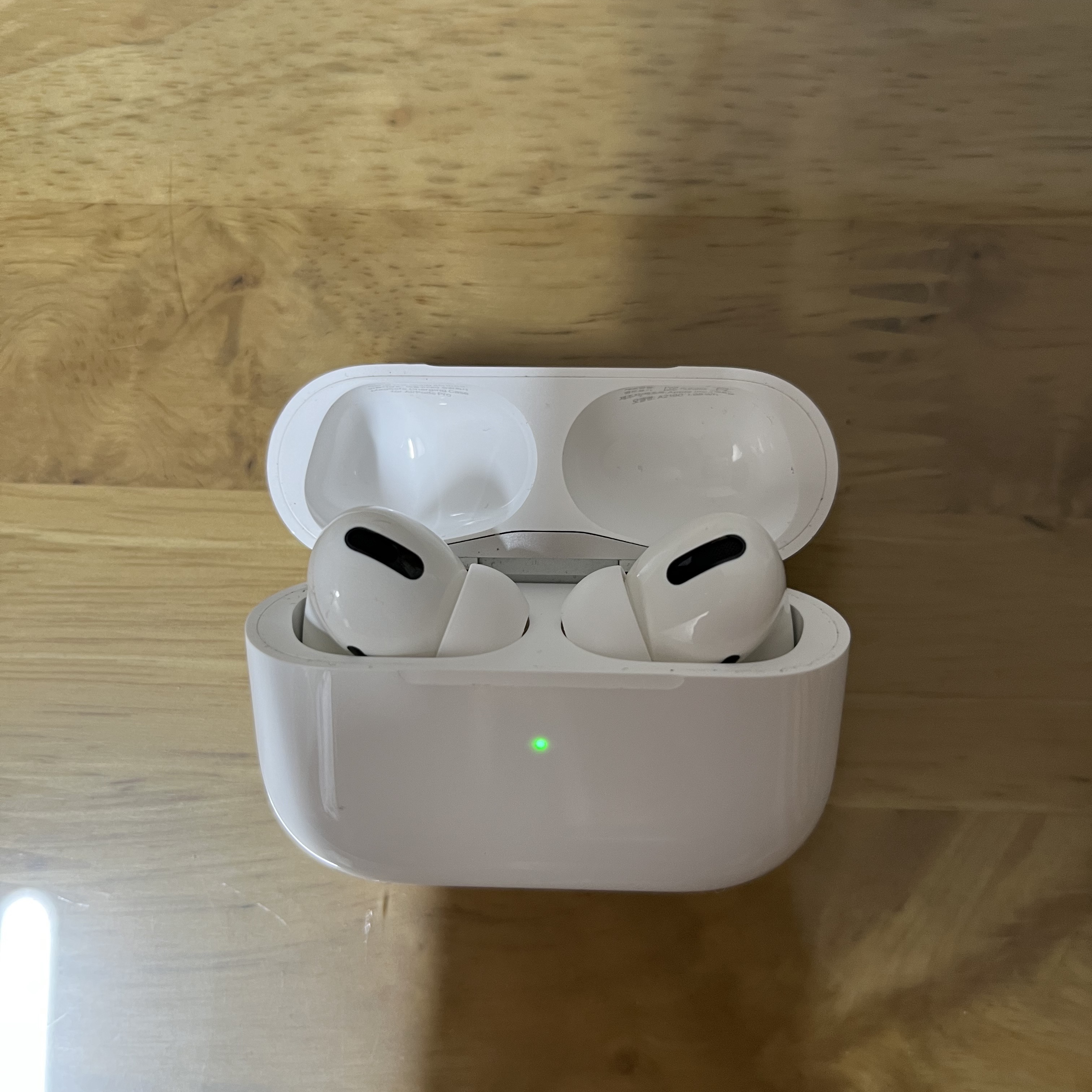 Apple AirPods Pro with MagSafe Charging Case (Korean Ver.) 착용 스타일 - 2