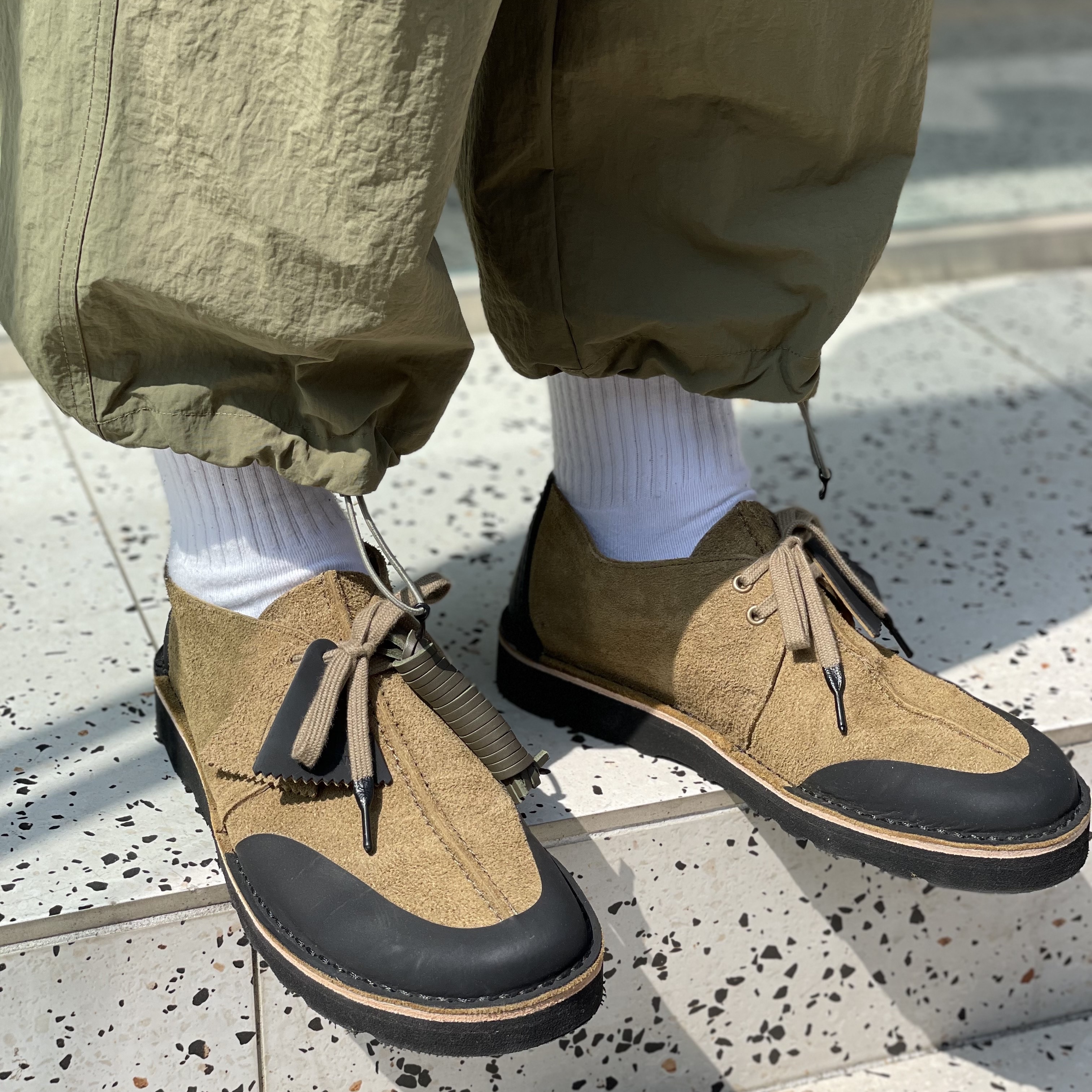 Clarks x C.P. Company Desert Trek Remastered Cornstalk 착용 스타일 - 2