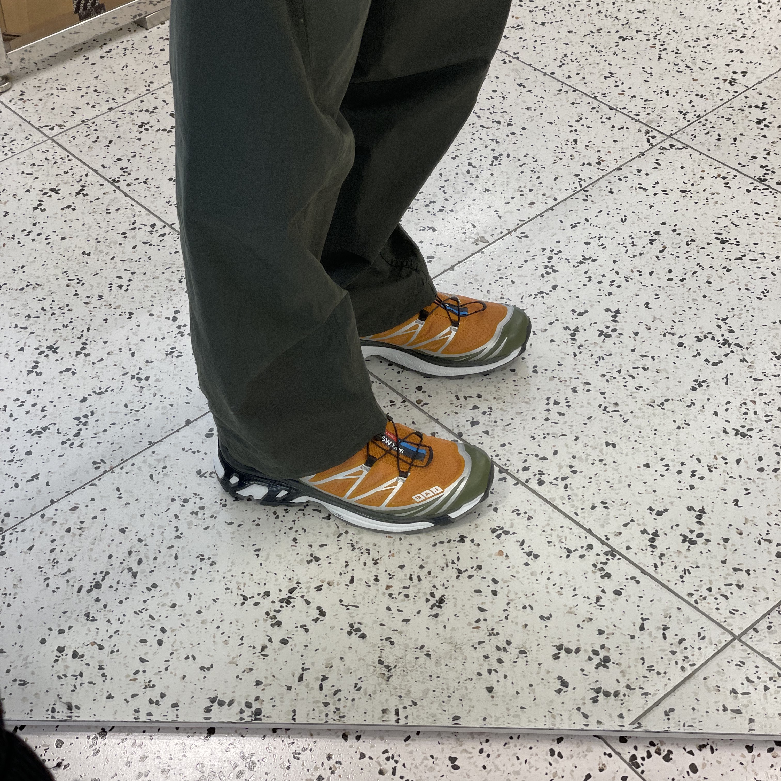 Salomon x And Wander XT-6 Golden Oak 착용 스타일 - 3