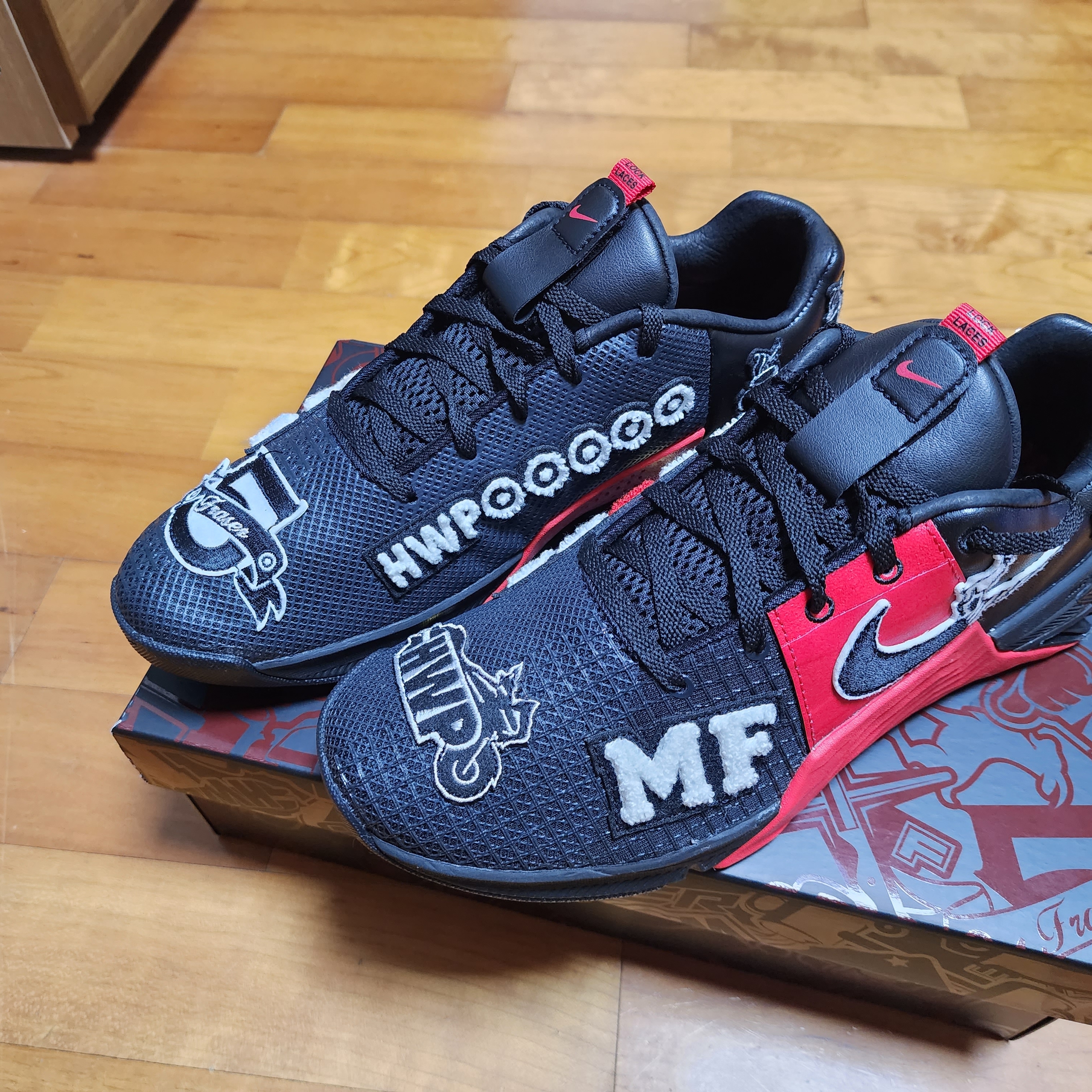 Nike Metcon 8 MF Black Dark Smoke Grey 착용 스타일 - 1