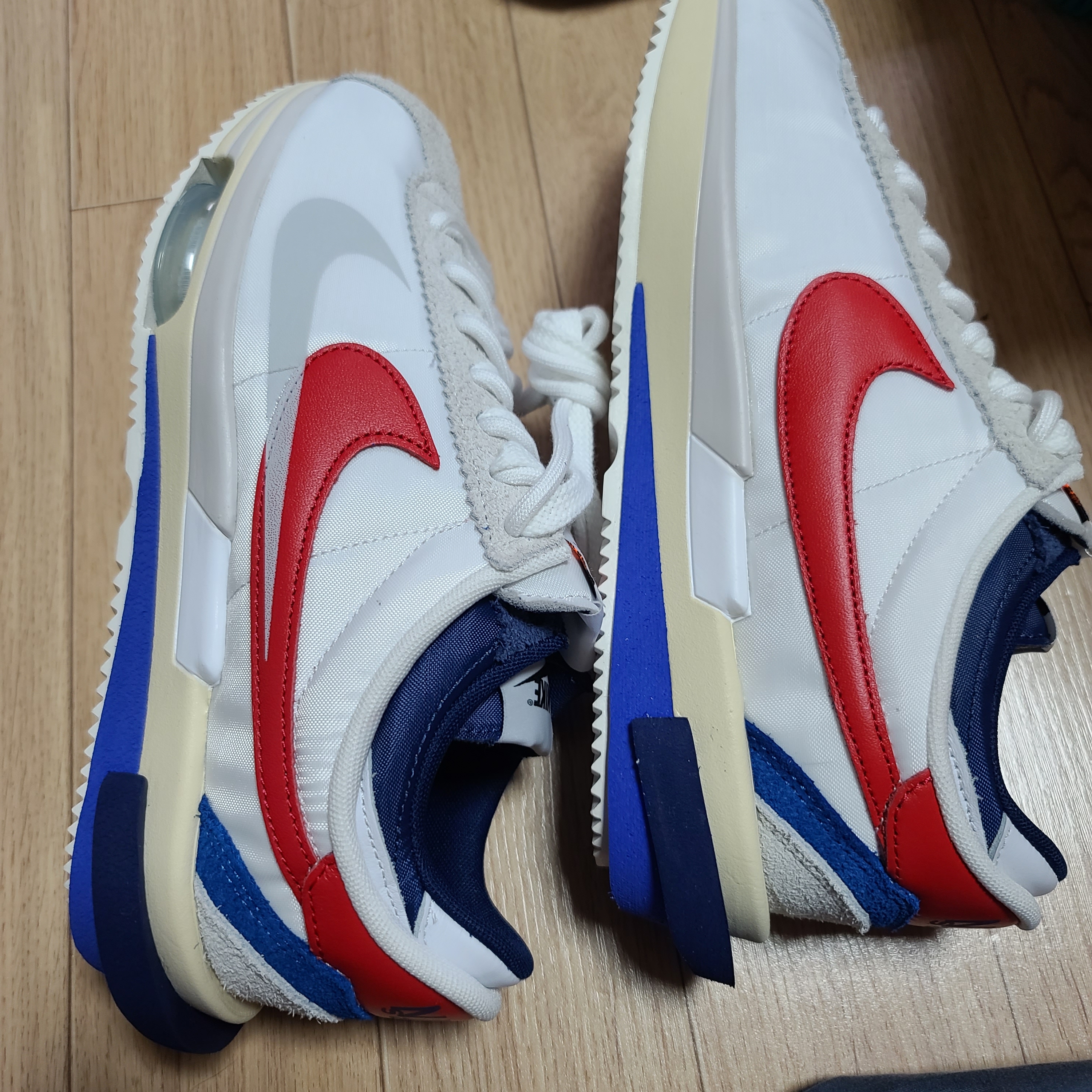 Nike x Sacai Zoom Cortez SP White and University Red 착용 스타일 - 2