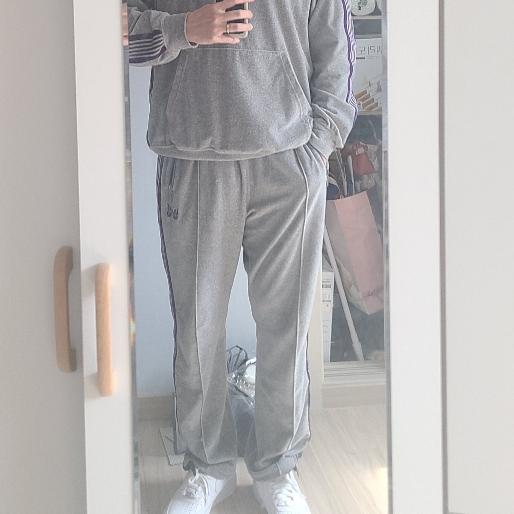 Needles Narrow Track Pants Velour Heather Grey, Nike Air Force 1 '07 Low White 착용 스타일