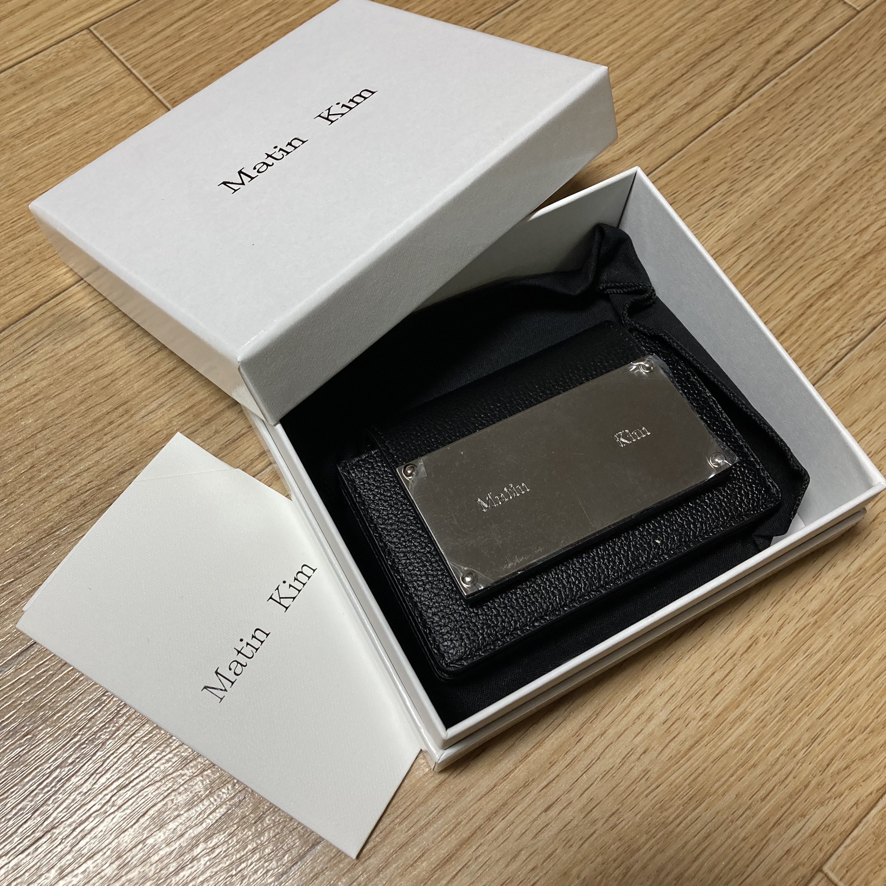 Matin Kim Accordion Wallet Black 착용 스타일