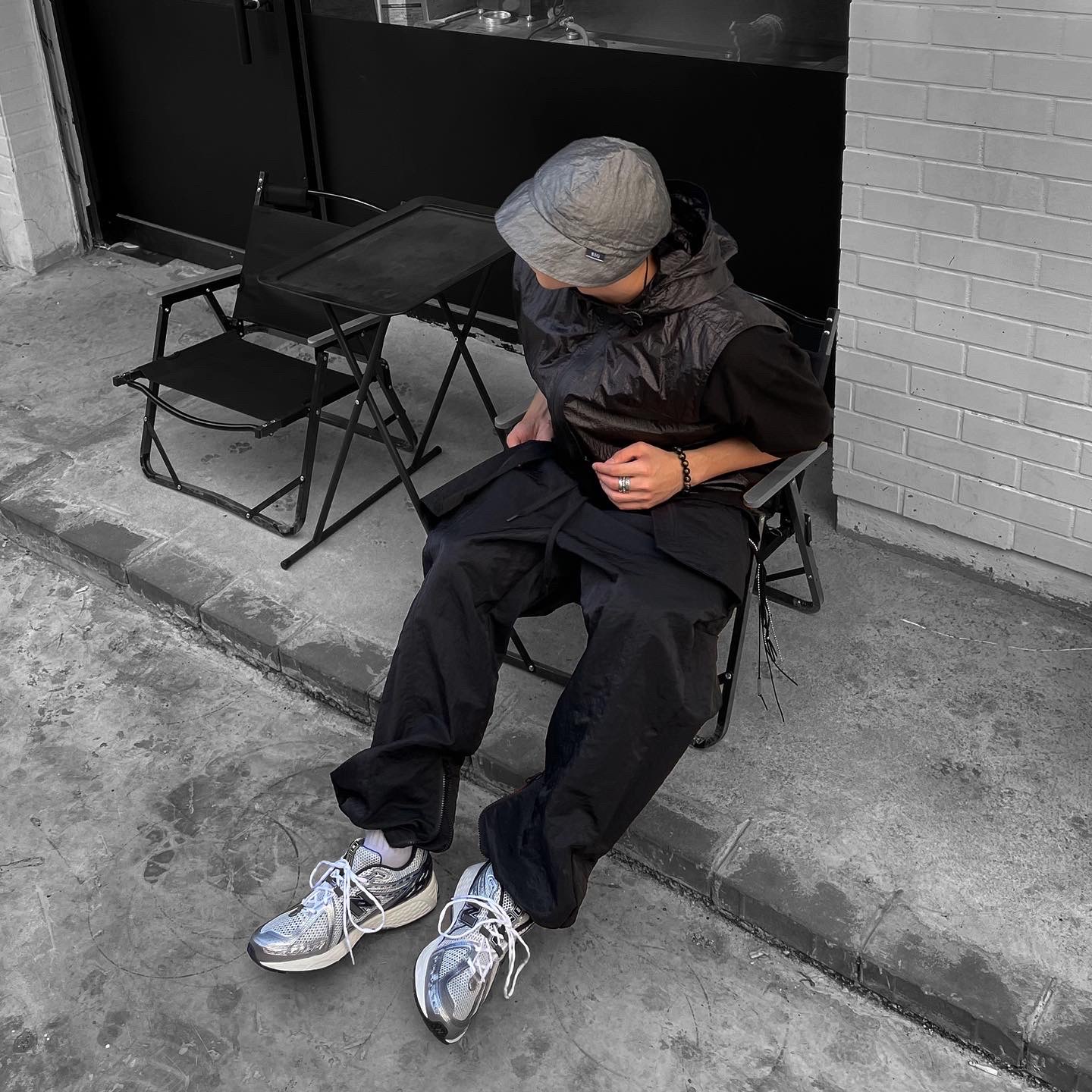 New Balance 1906R Silver Metallic 착용 스타일 - 1