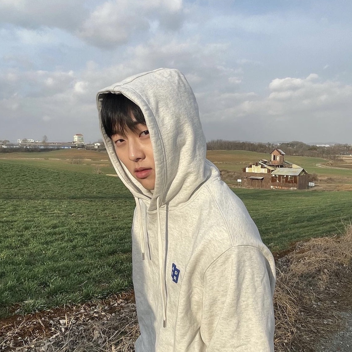 Ader Error Sig; TRS Tag Hoodie 01 Oatmeal 착용 스타일