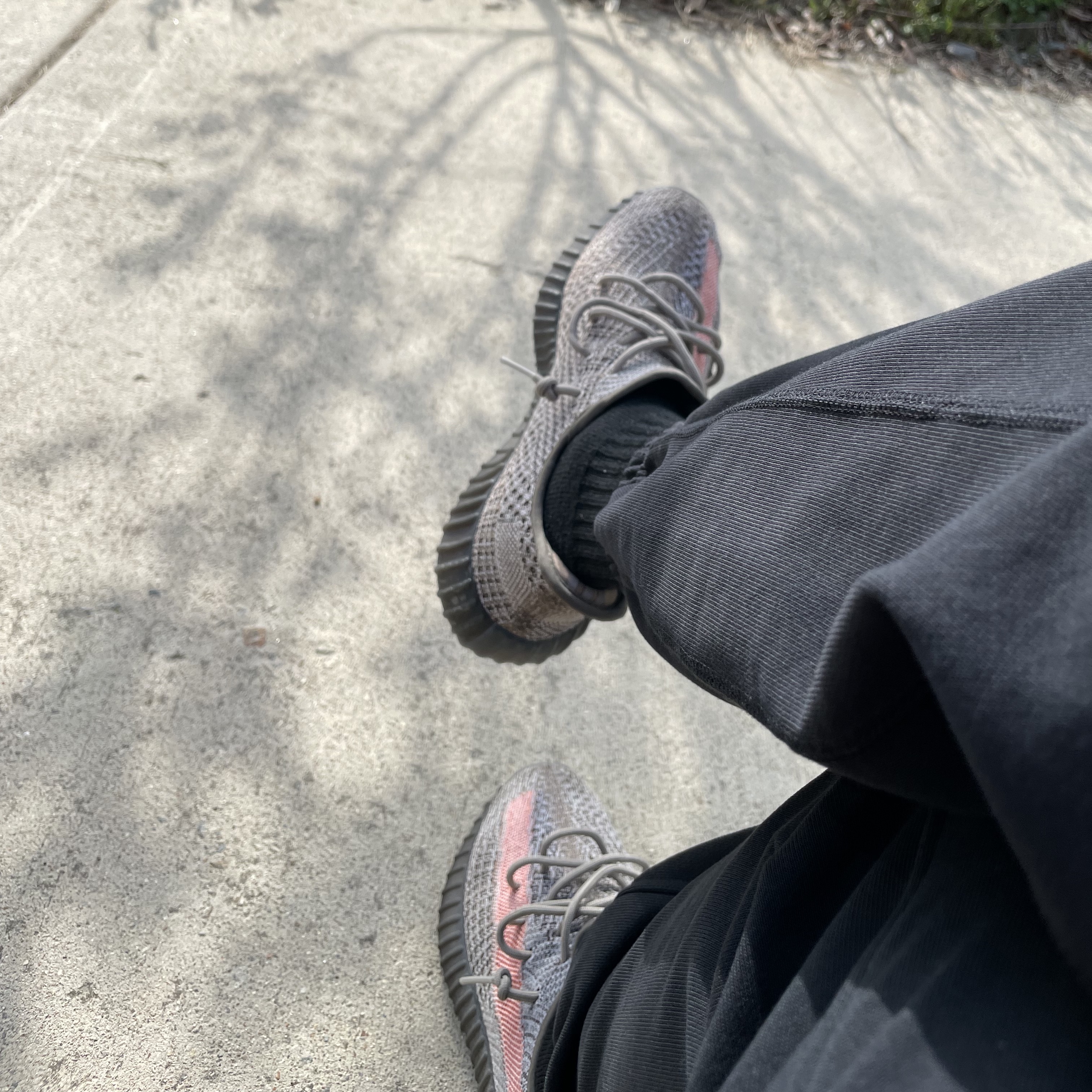 Adidas Yeezy Boost 350 V2 Ash Stone 착용 스타일