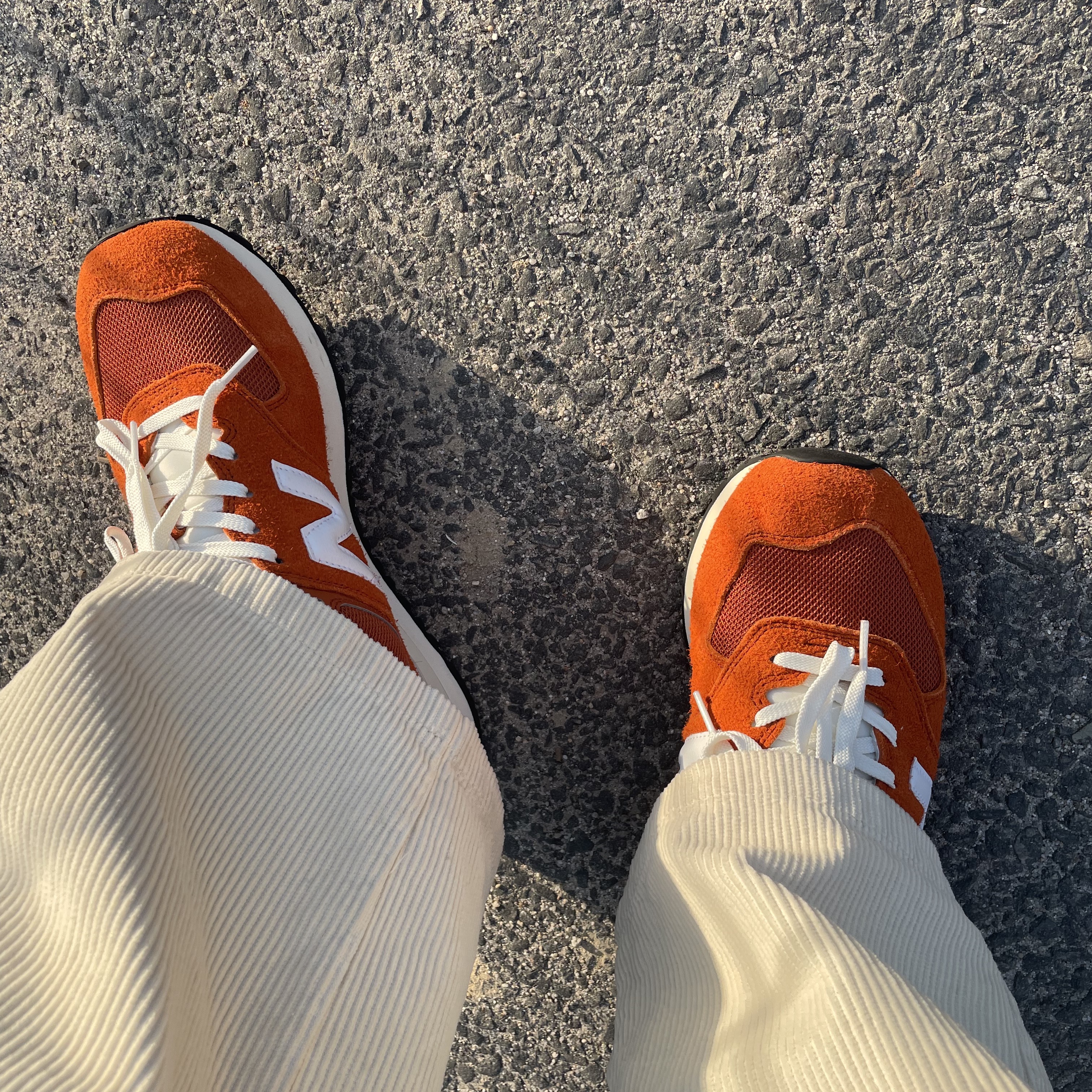 New Balance 574 Heritage Orange Burst White 착용 스타일