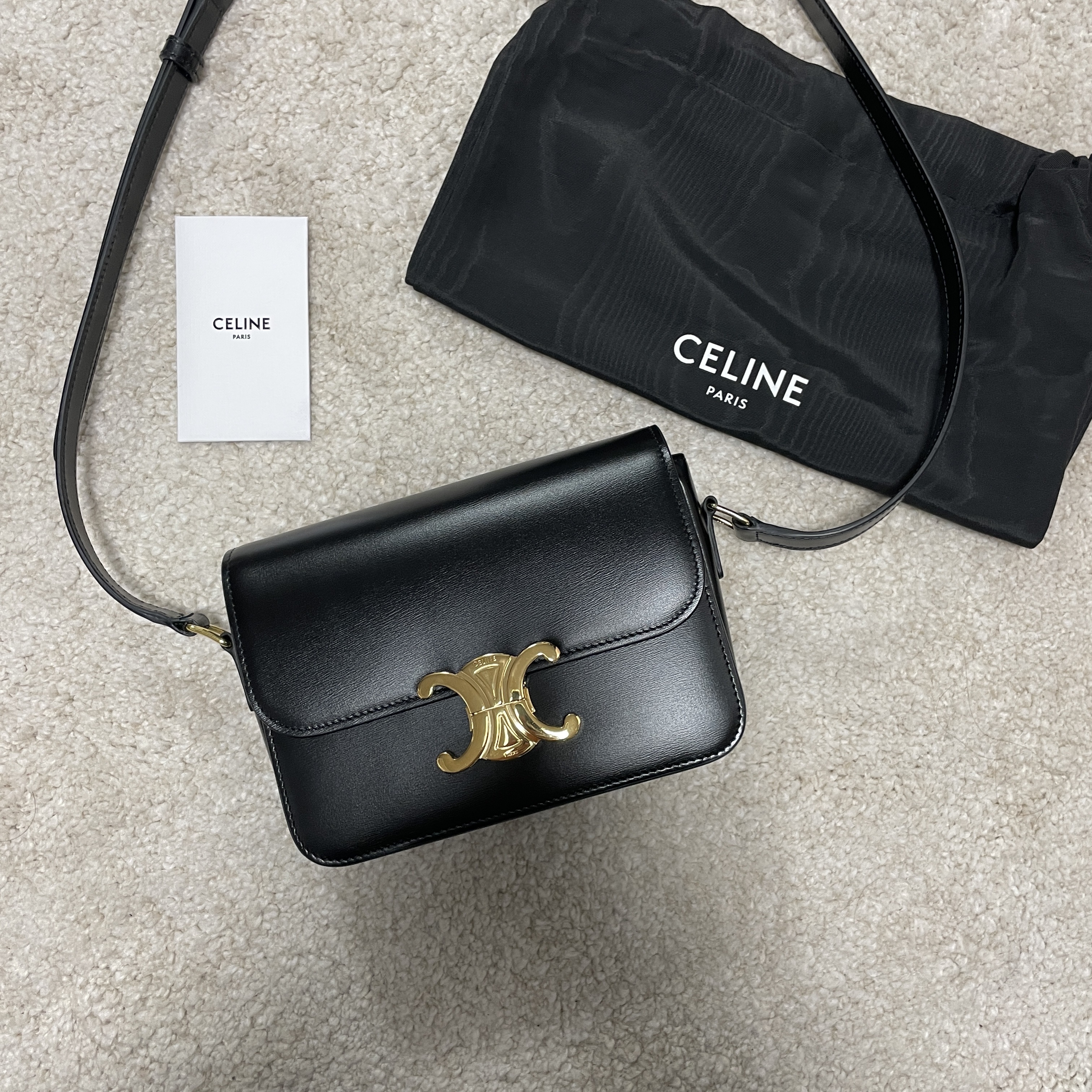 Celine Teen Triomphe Bag in Shiny Calfskin Black 착용 스타일