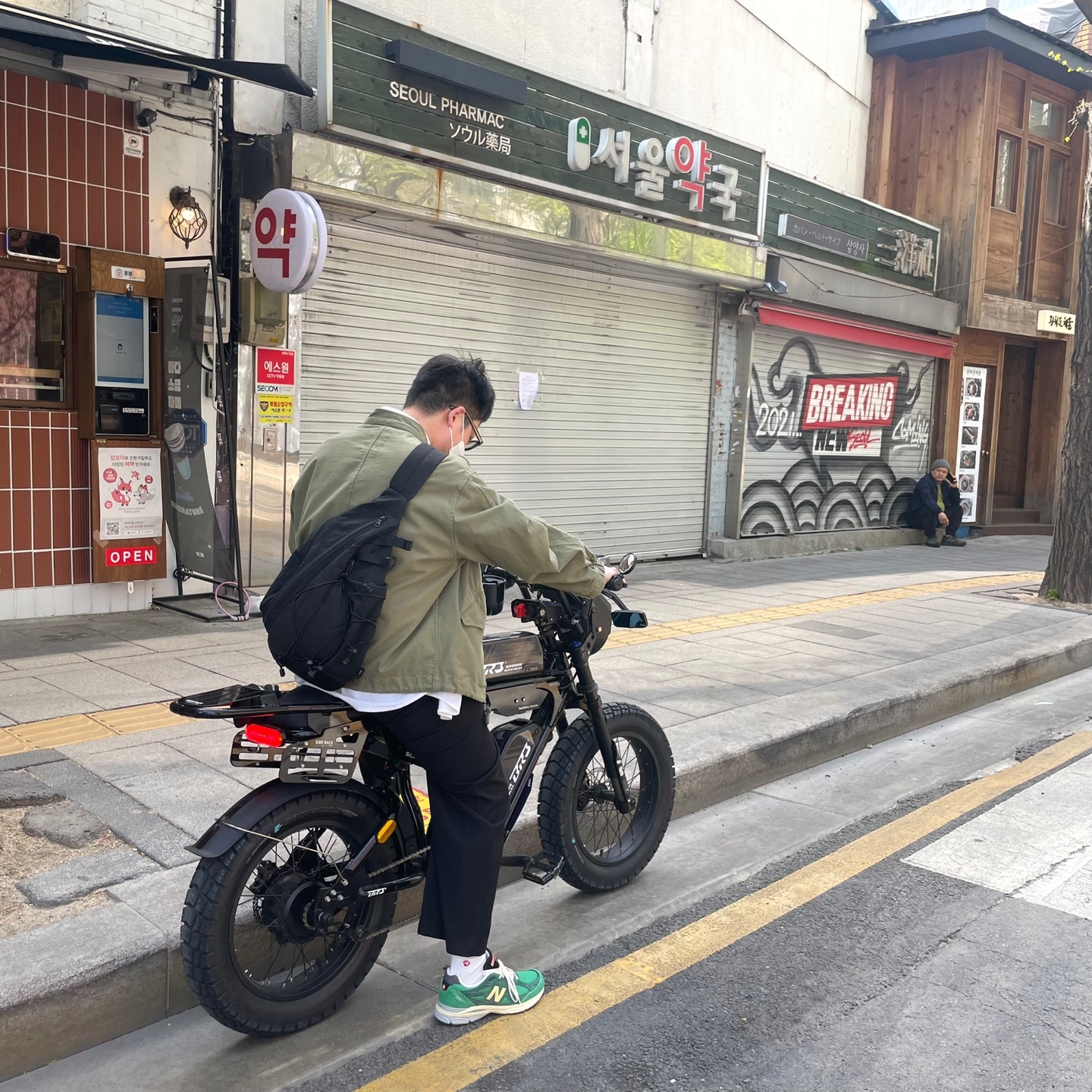 New Balance 990v3 Made in USA Kelly Green Varsity Gold 착용 스타일 - 2