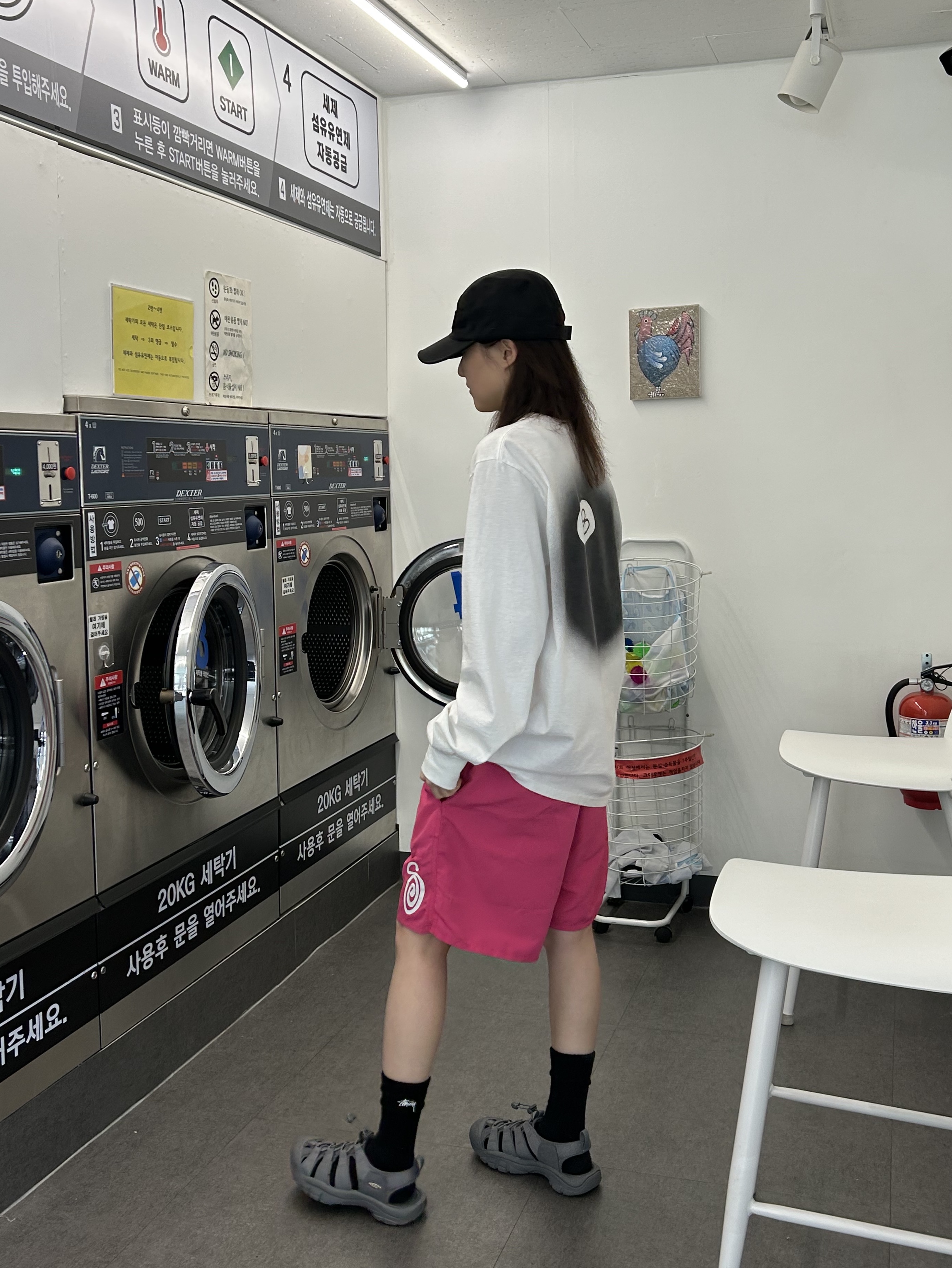 Stussy 8 Ball Fade LS T-Shirt White, Stussy Curly S Water Shorts Fucshia 착용 스타일