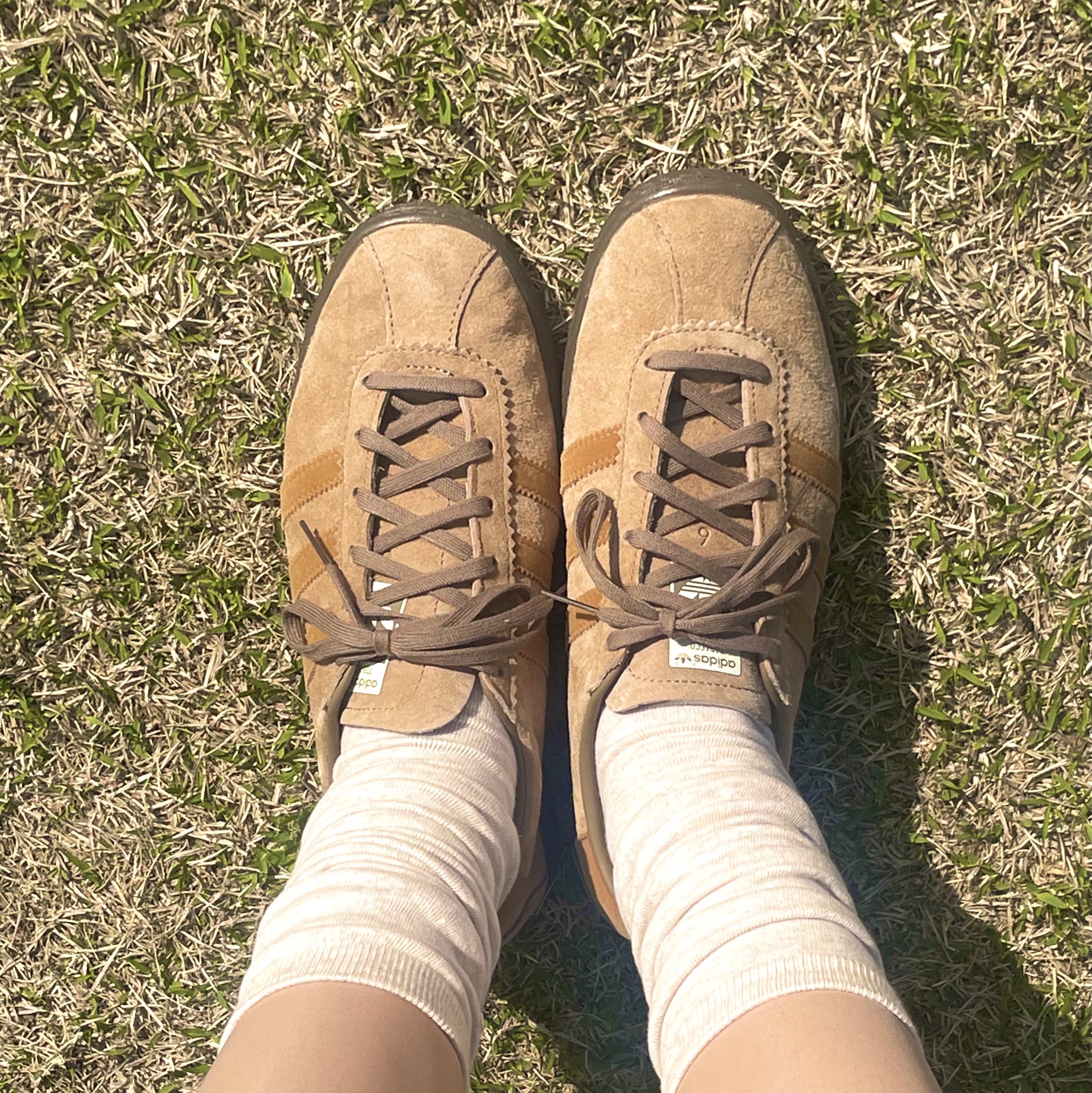 Adidas Tobacco Pantone Mesa 착용 스타일 - 1