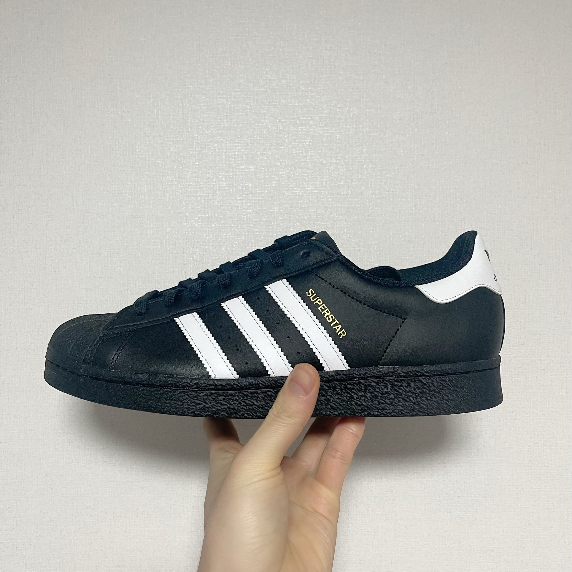 Adidas Superstar Core Black White 착용 스타일