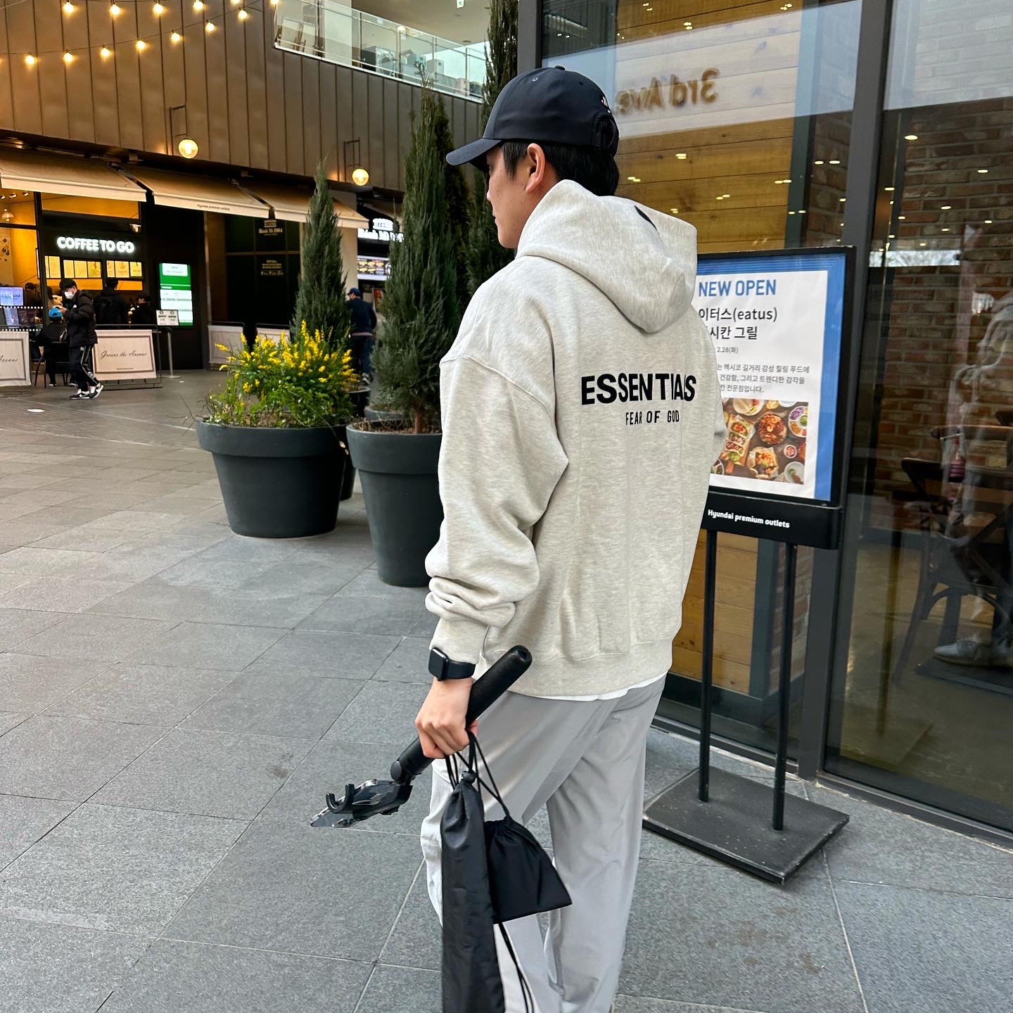 Essentials The Core Collection Hoodie Light Oatmeal, Apple Watch Series 8 45mm GPS Midnight Aluminium Case with Sport Band Midnight (Korean Ver.) 착용 스타일