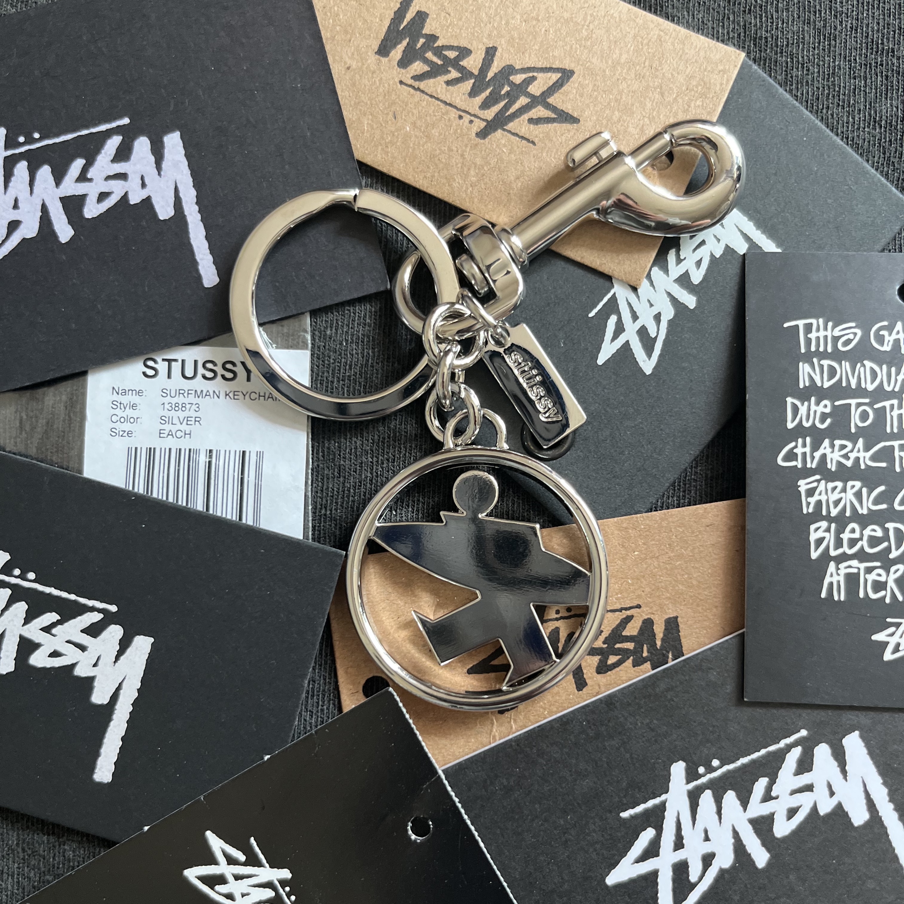 Stussy Surfman Keychain Silver 착용 스타일 - 1