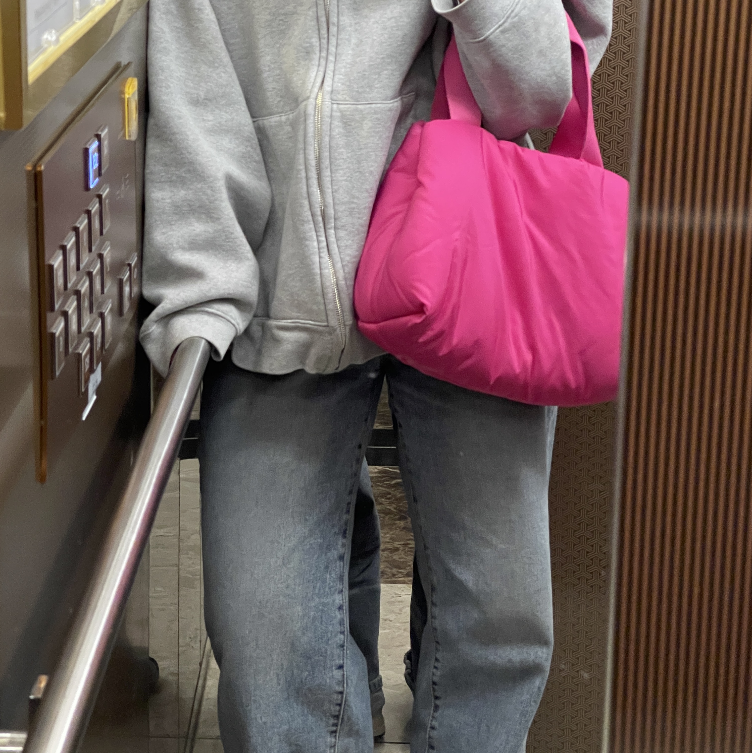 COS Padded Shopper Bag Pink 착용 스타일