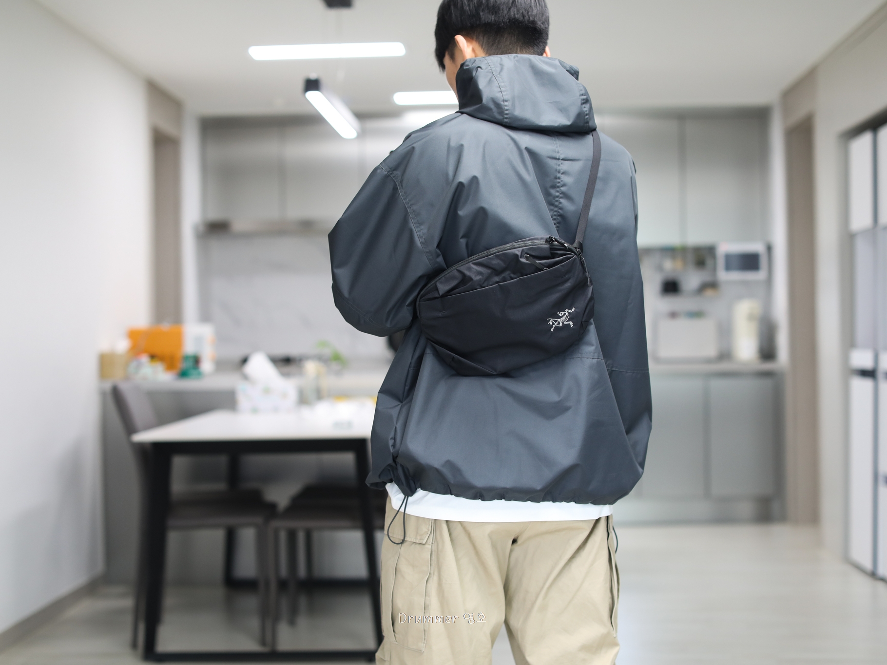 Arc'teryx Heliad 6 Crossbody Bag Black 착용 스타일 - 2