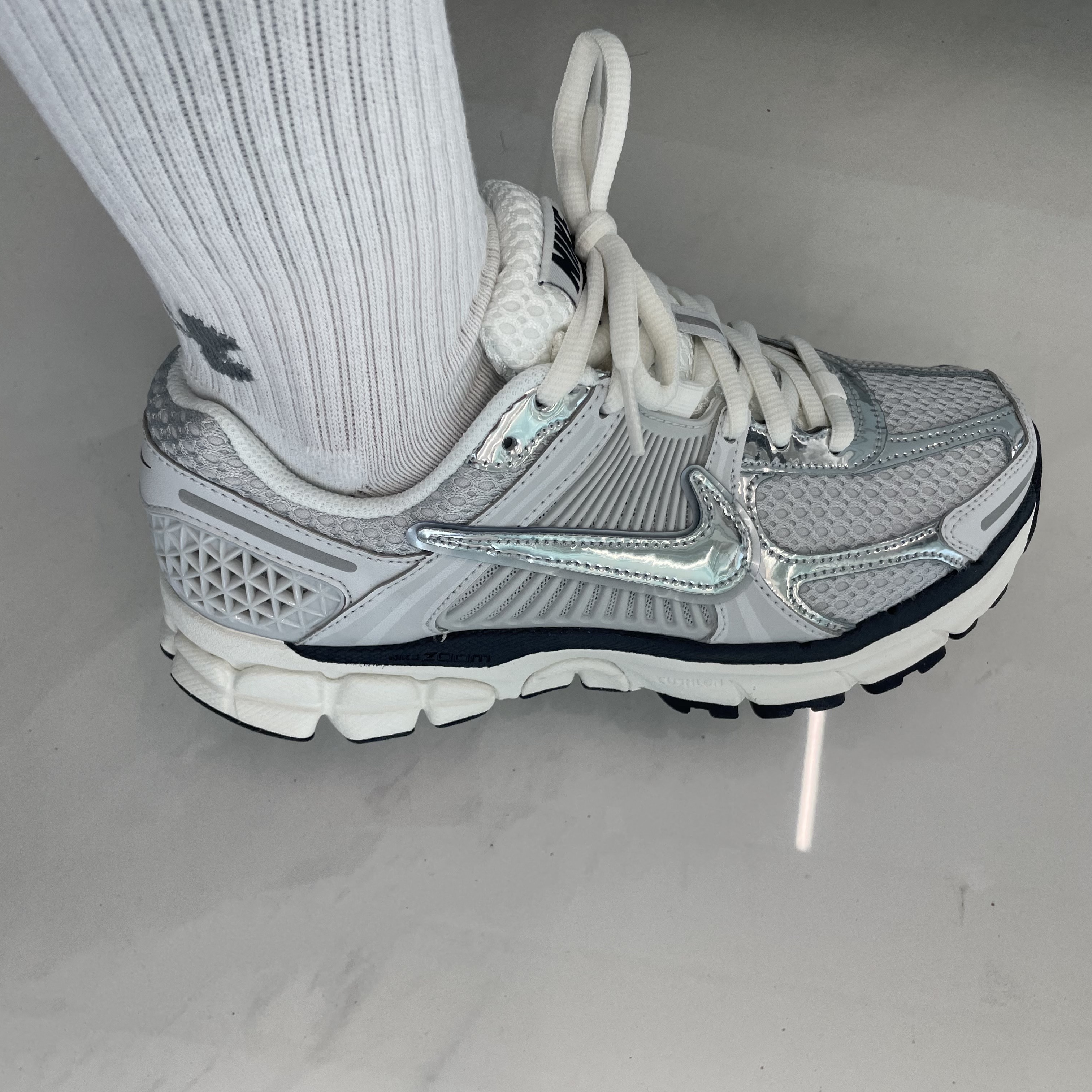 (W) Nike Zoom Vomero 5 Photon Dust and Metallic Silver 착용 스타일 - 1