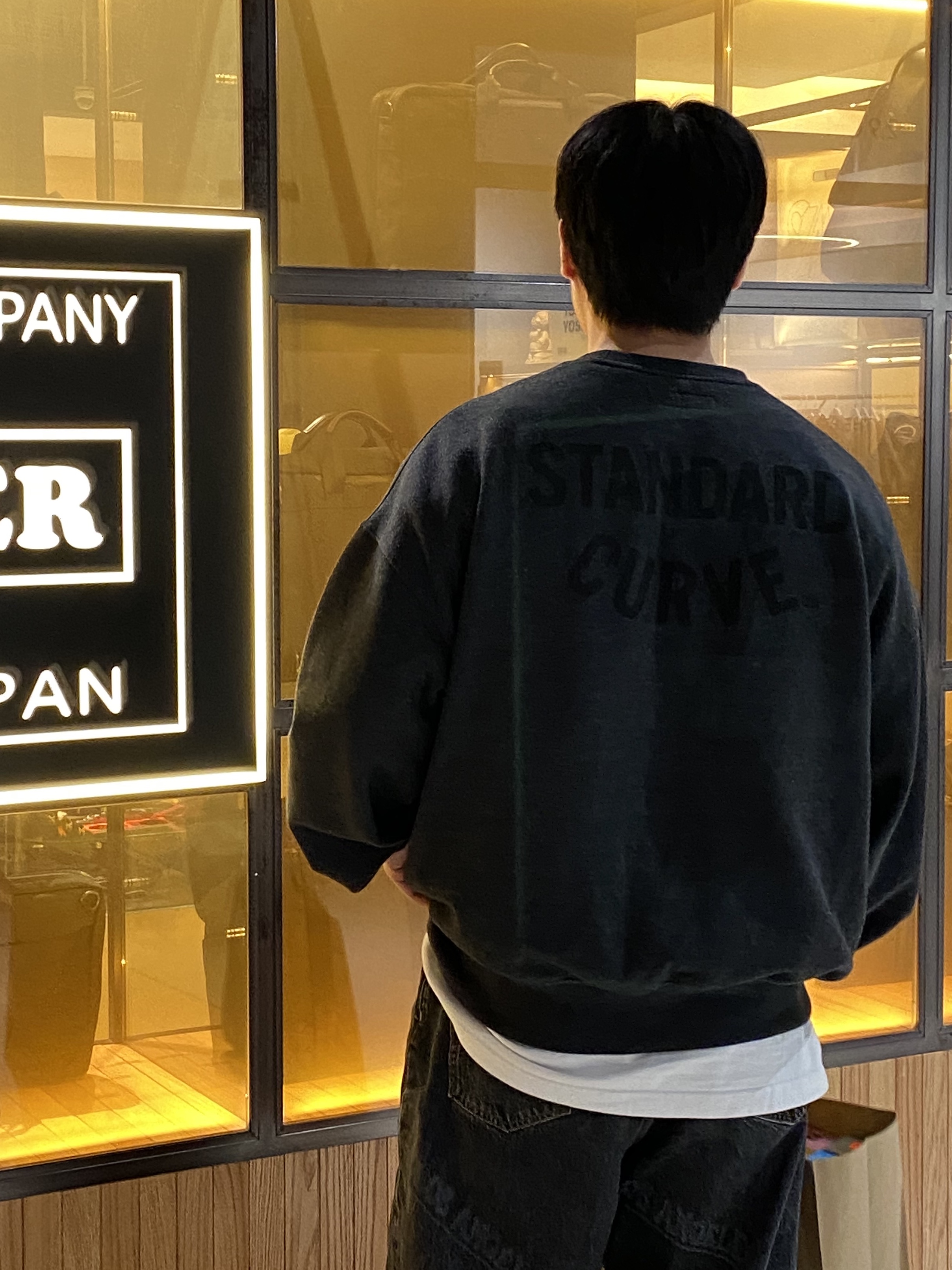 Stussy Worldwide Big OL' Jeans Black, New Balance x JJJJound 990v3 Brown Black 착용 스타일 - 2