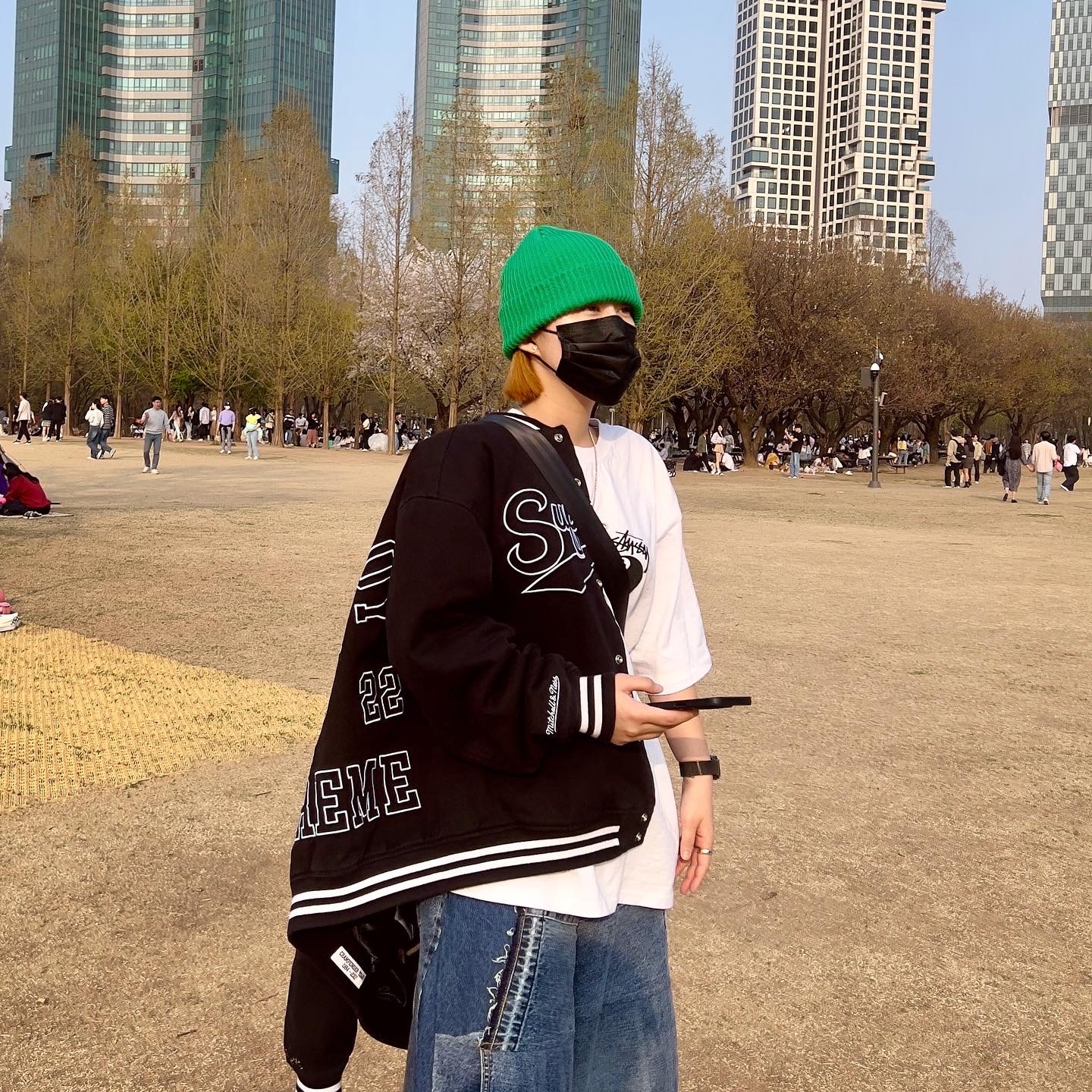 Supreme Mitchell & Ness Doughboy Twill Varsity Jacket Black - 22FW, Nike x Sacai VaporWaffle Tour Yellow & Gorge Green Sail 착용 스타일 - 4