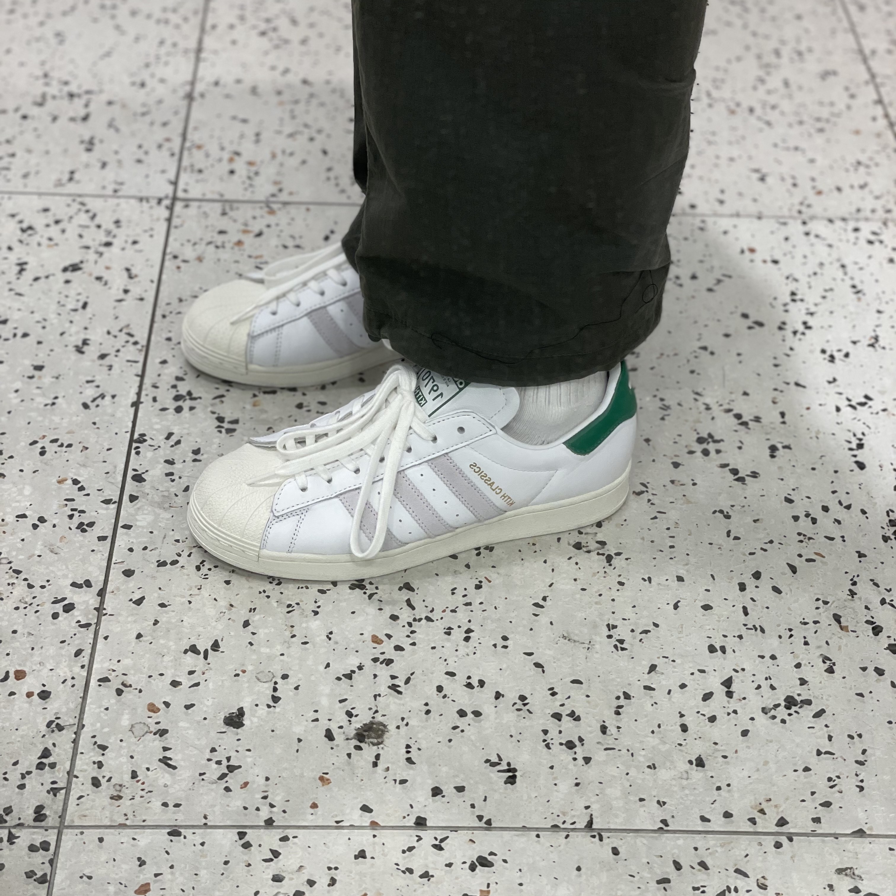 Adidas x Kith Superstar Classics White Fairway 착용 스타일 - 1