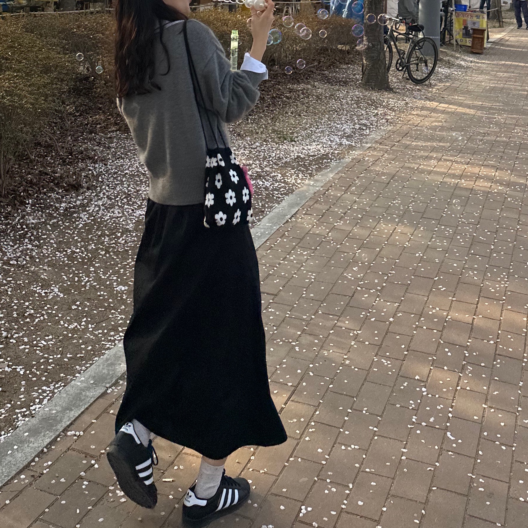 Adidas Superstar Core Black White 착용 스타일 - 2