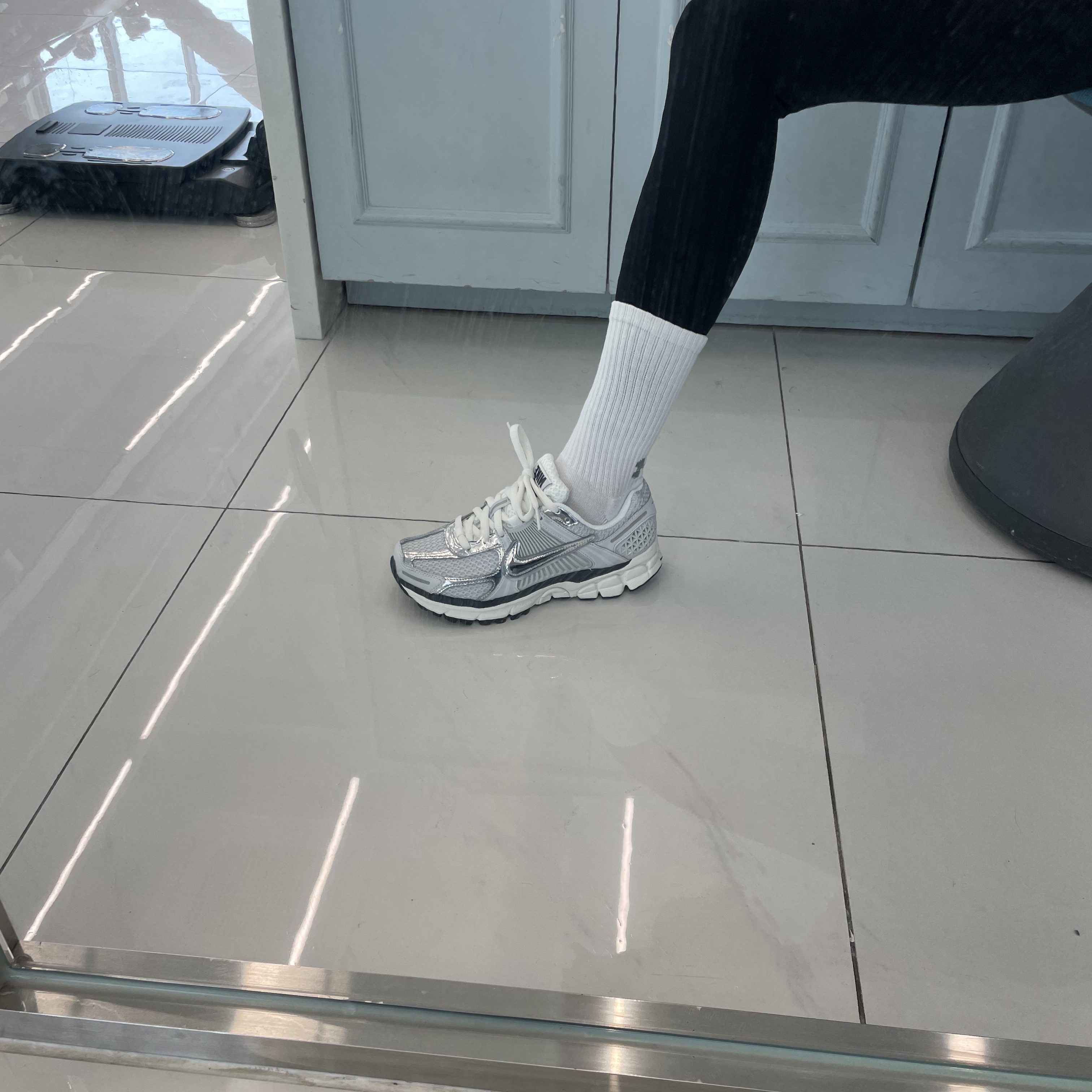 (W) Nike Zoom Vomero 5 Photon Dust and Metallic Silver 착용 스타일 - 3